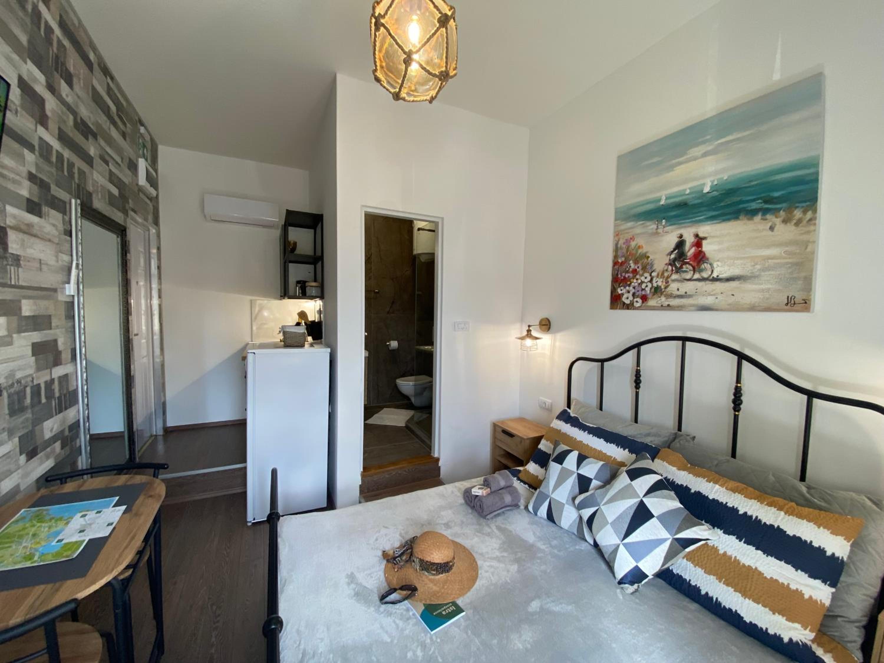 One-Bedroom Apartment - Photo 1