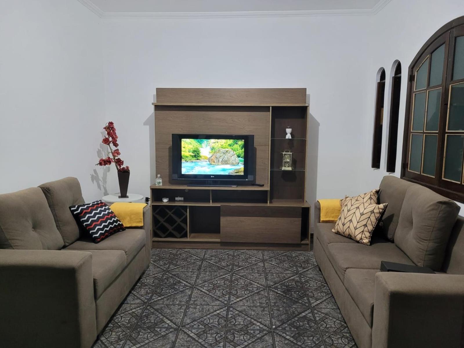 Five-Bedroom House photo 2
