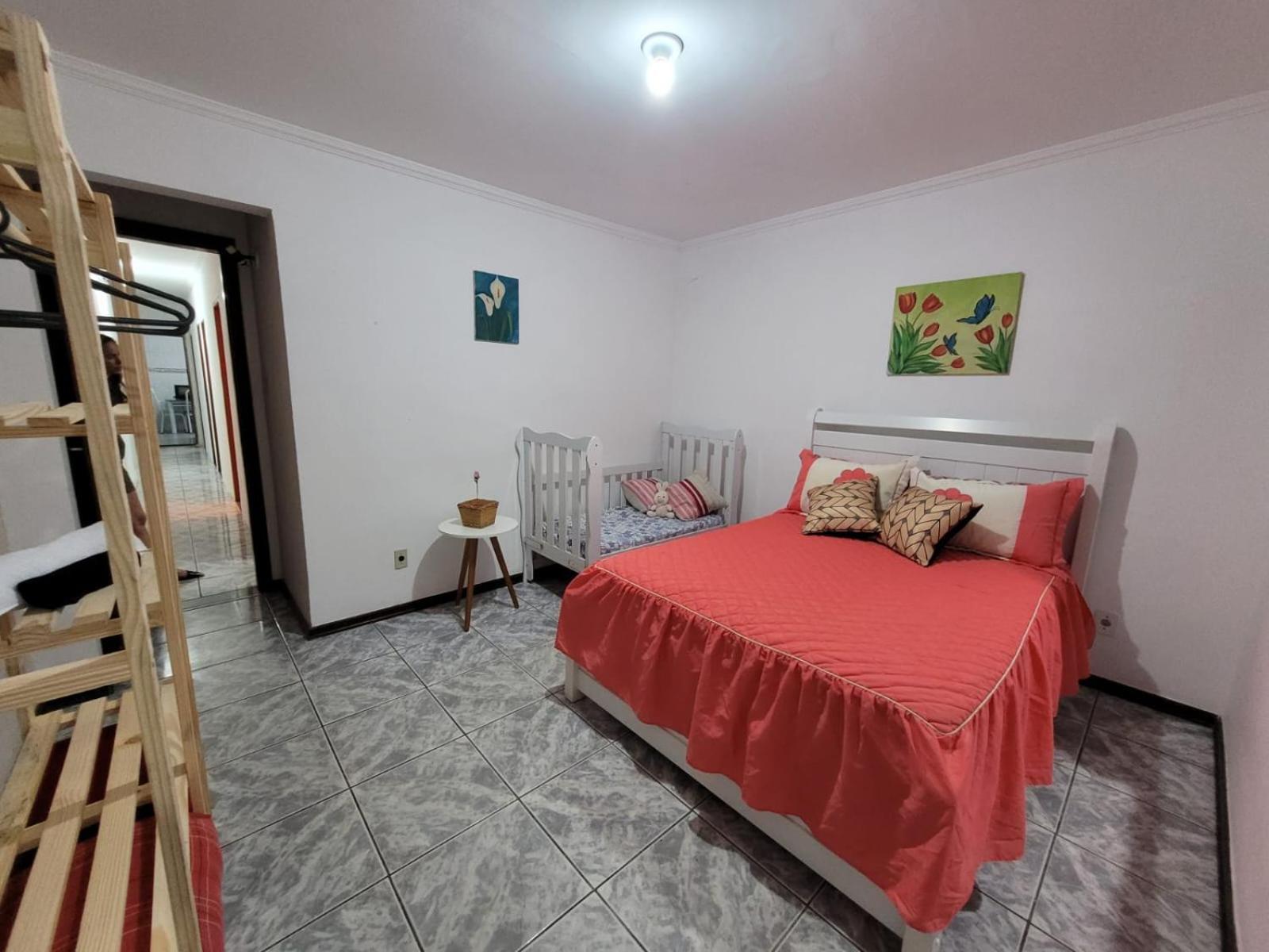 Five-Bedroom House photo 3