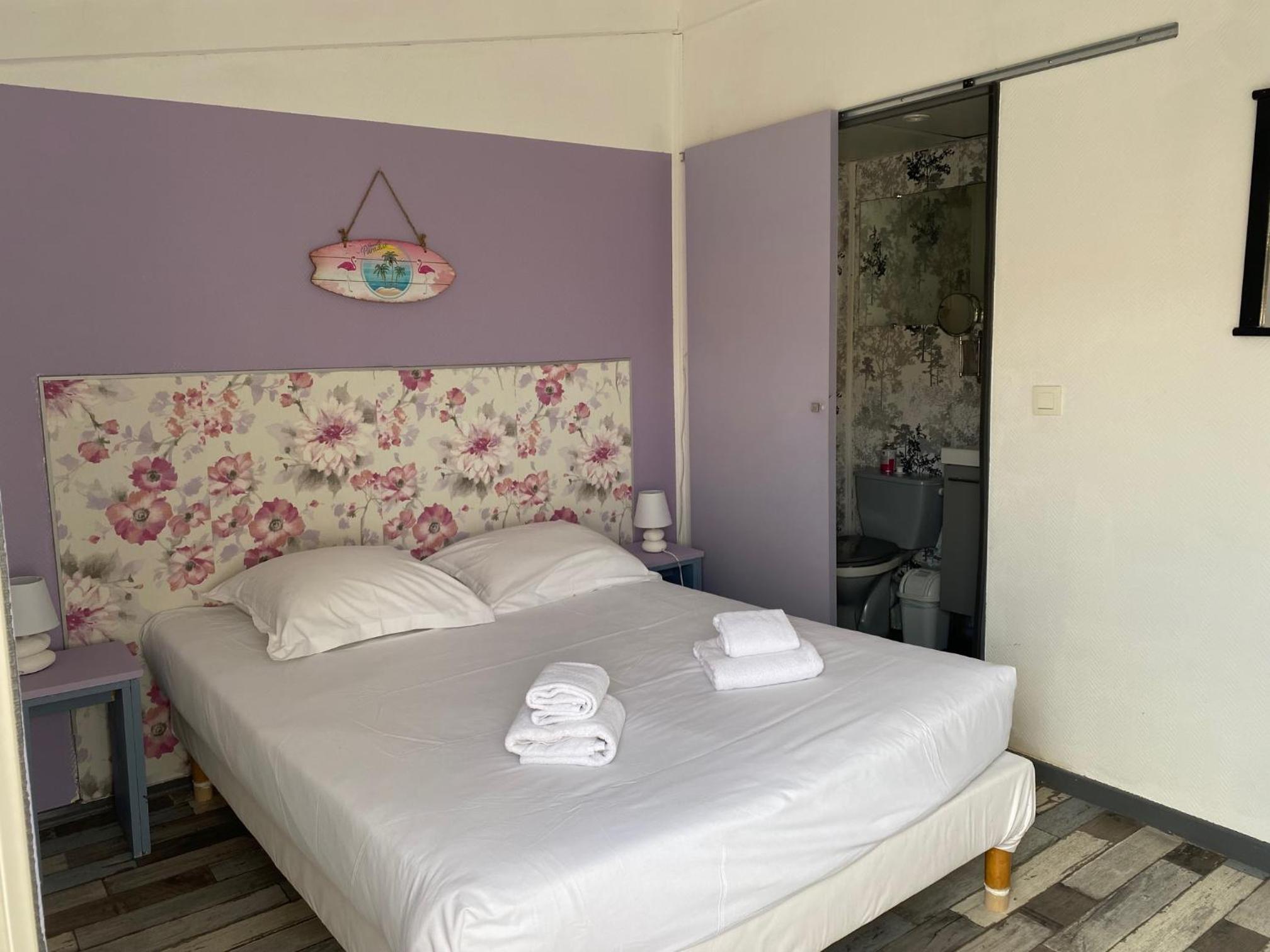 Small Double Room with Garden View - Photo 5