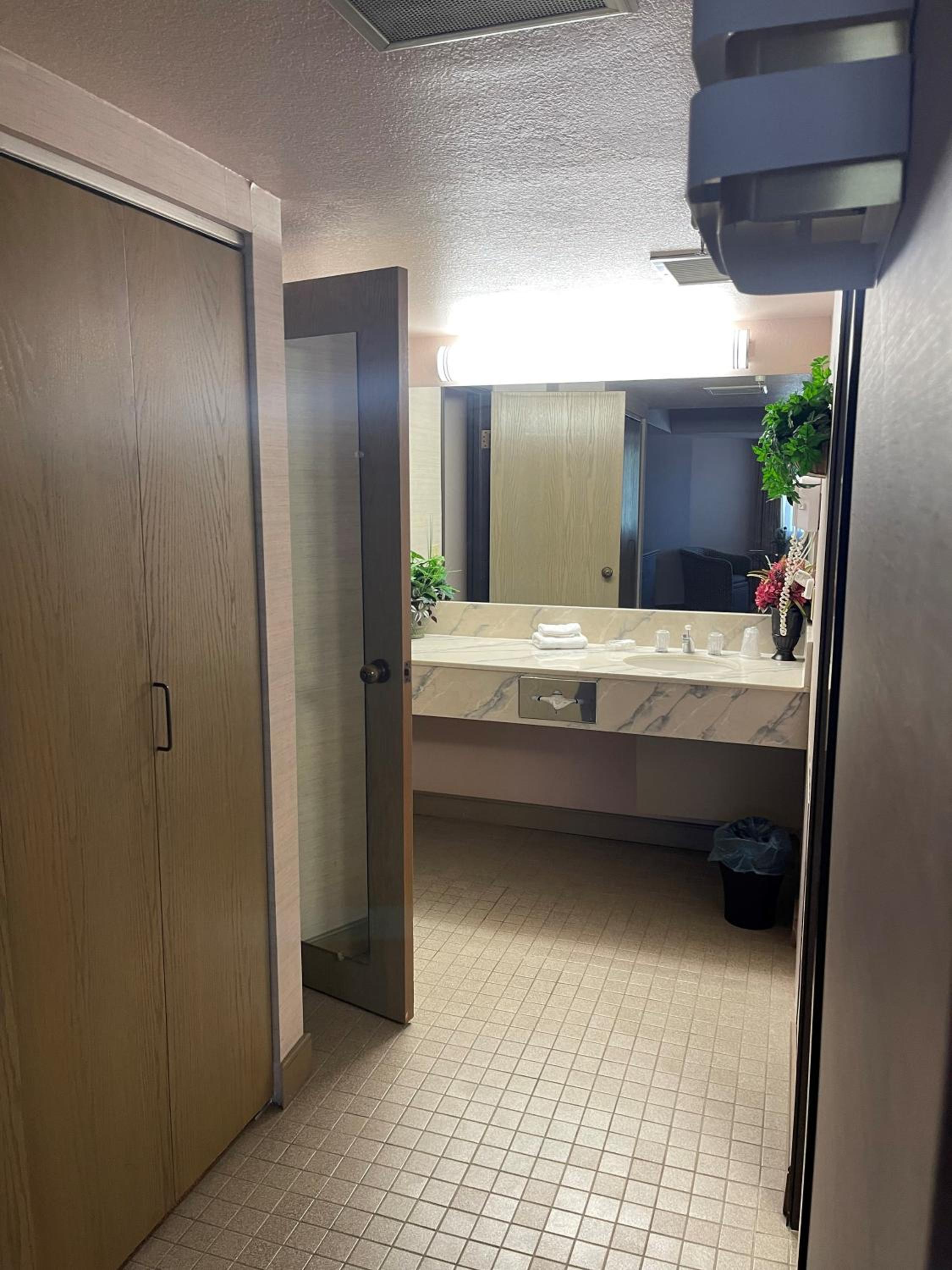 One-Bedroom King Suite - Non-Smoking - Photo 2