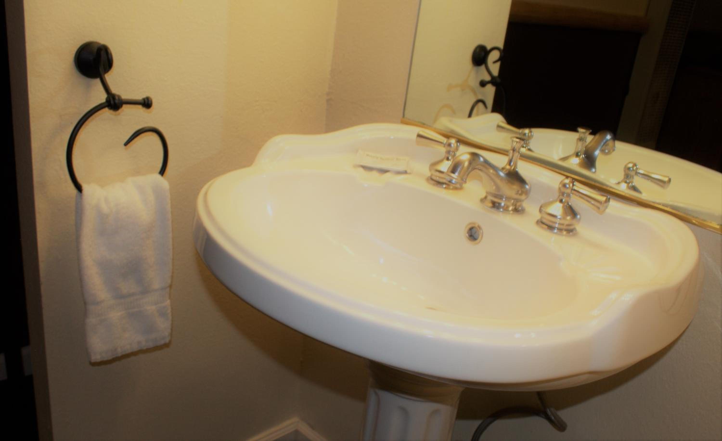 Standard Double Room - Photo 8