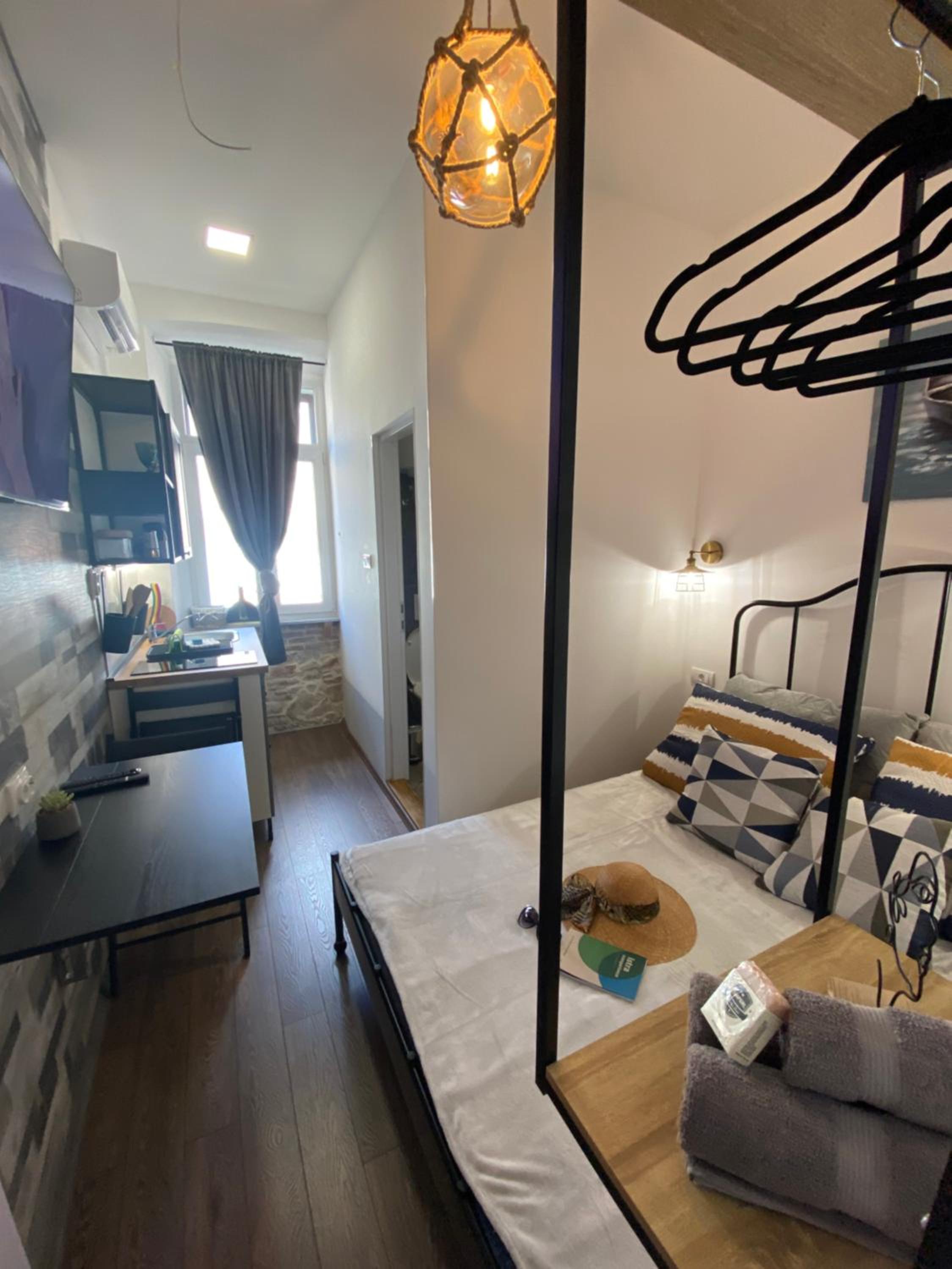 One-Bedroom Apartment photo 1