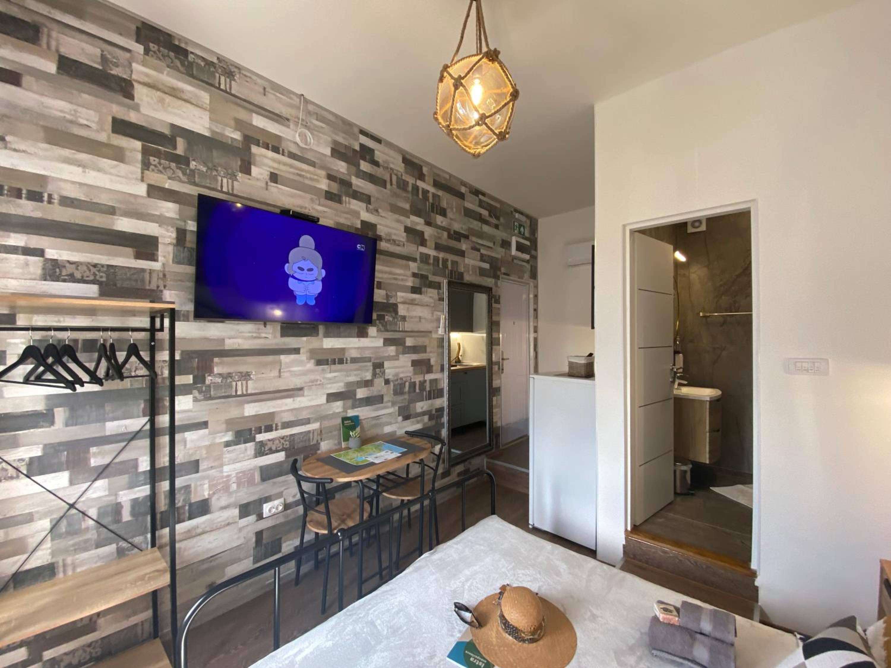 One-Bedroom Apartment - Photo 3