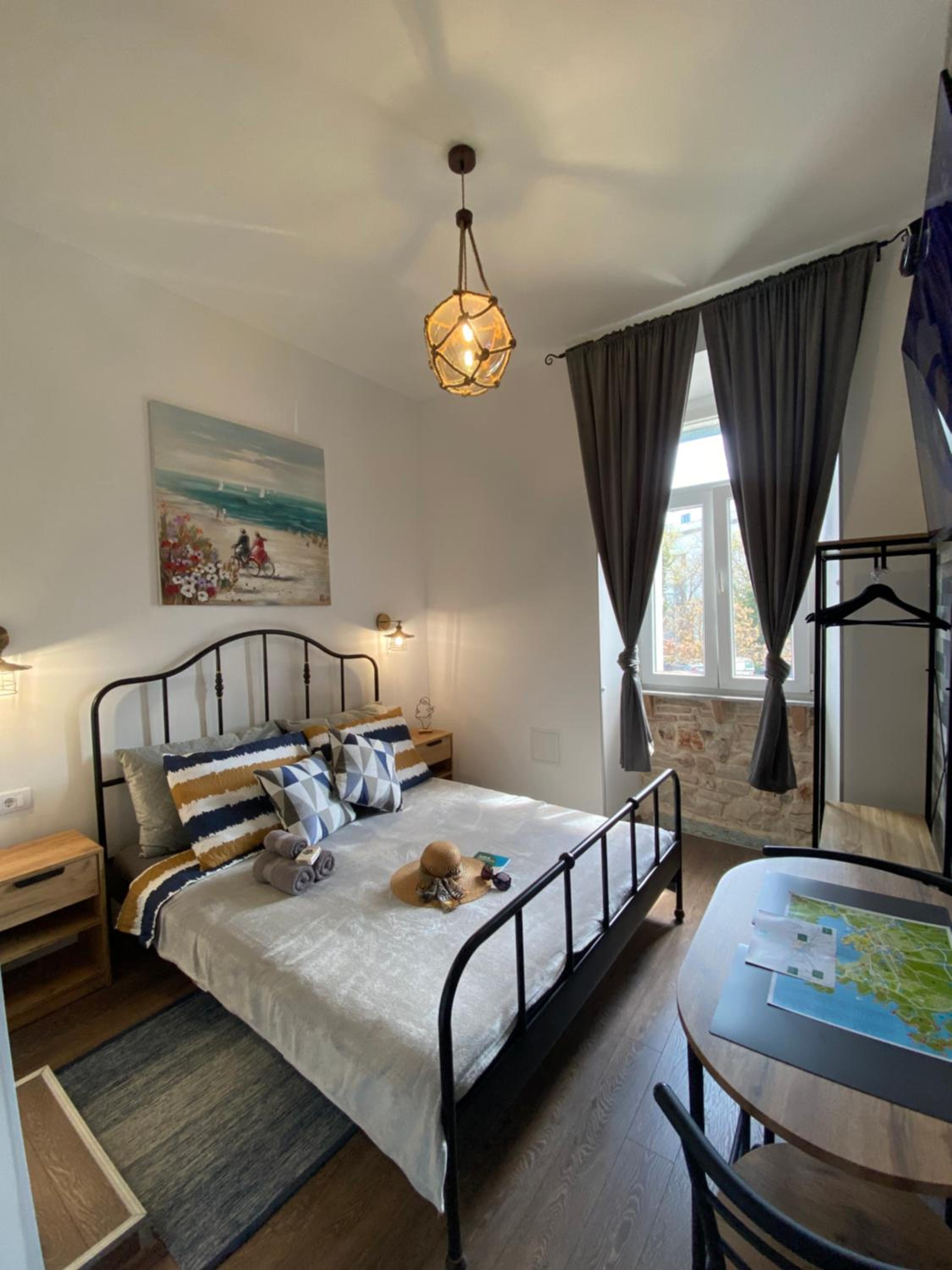 One-Bedroom Apartment - Photo 7