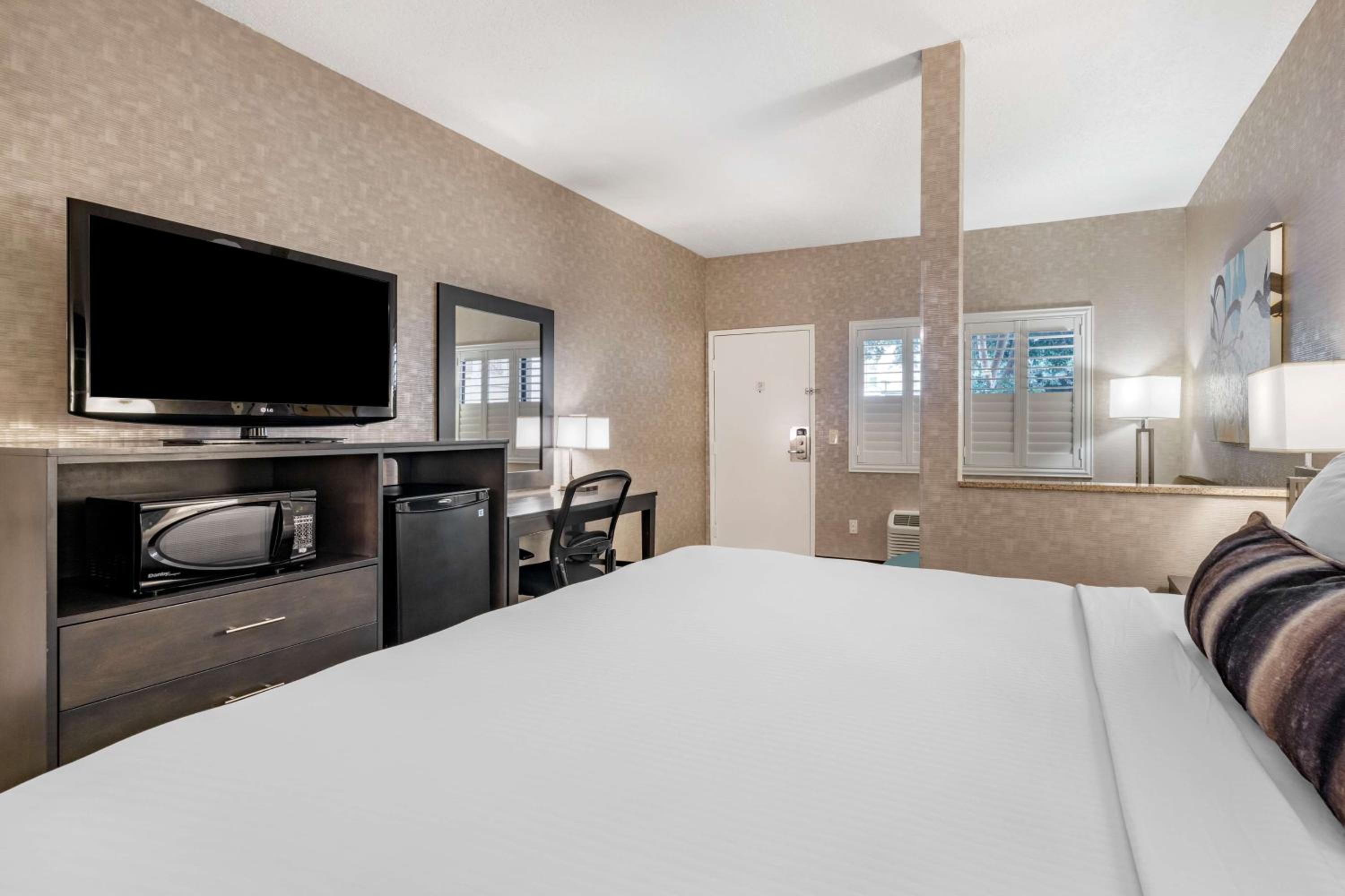 King Room with Sofa Bed - Non-Smoking - Photo 1