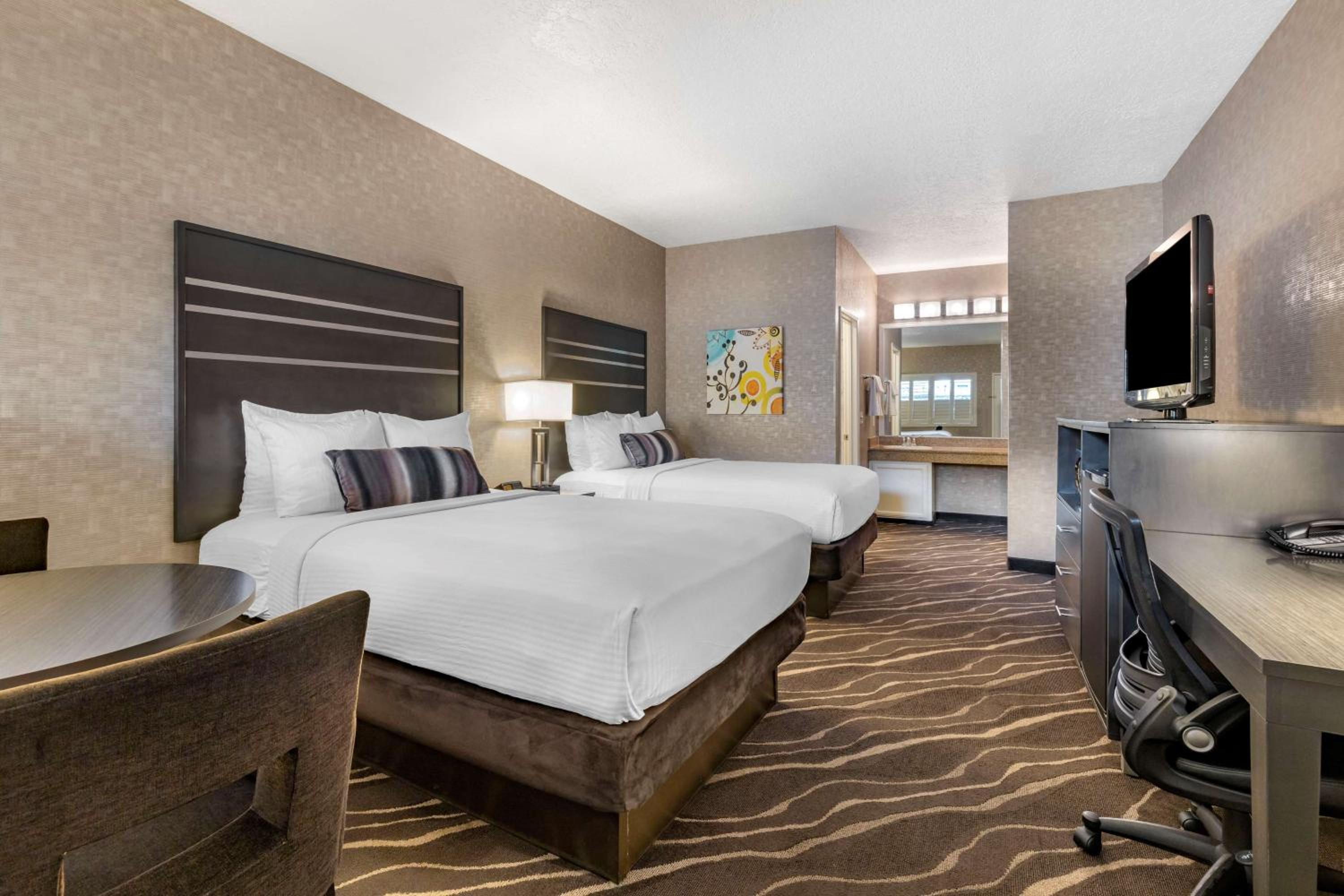 Double Room with Two Double Beds - Photo 3