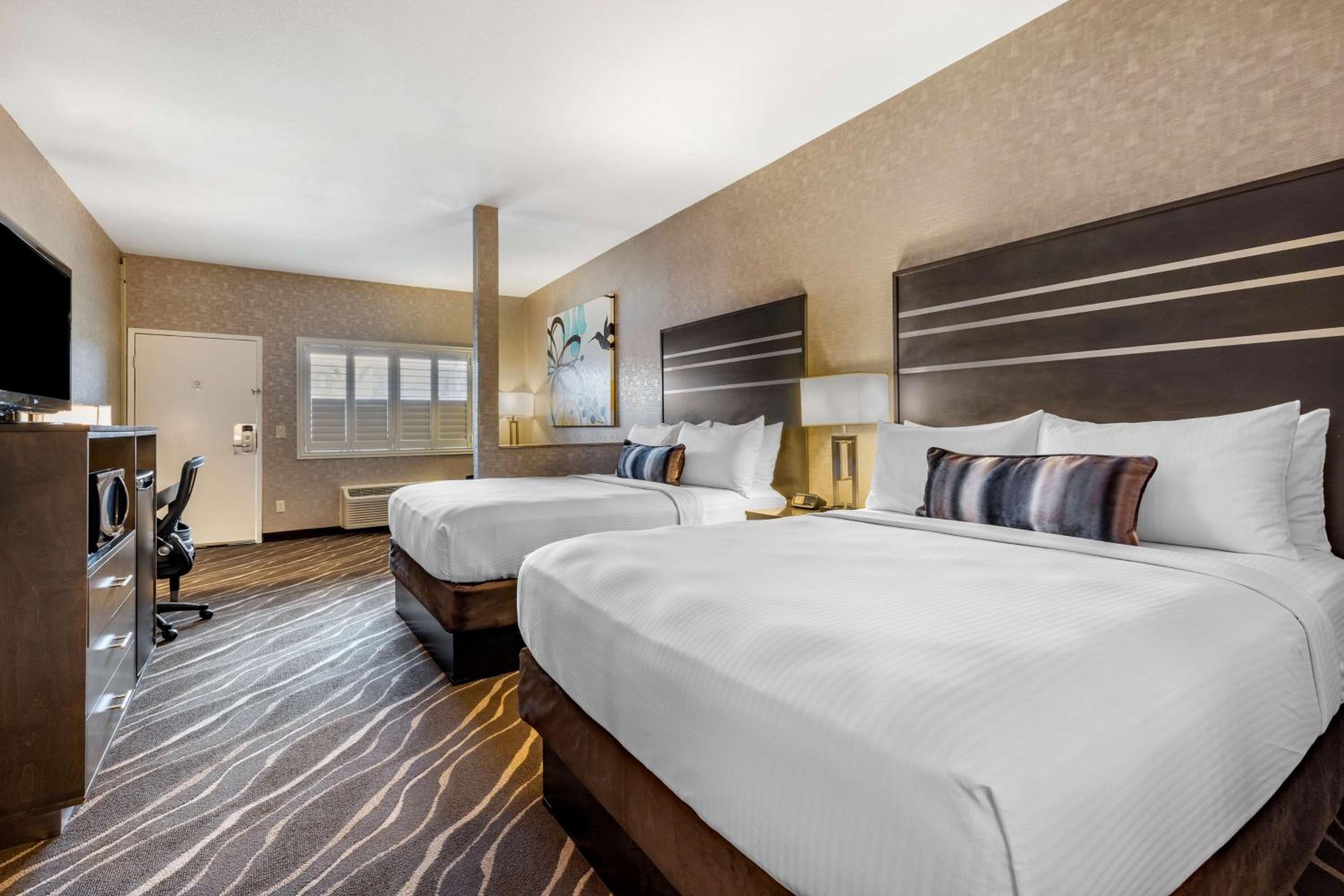 Mini Suite with Two Queen Beds and Sofa Bed - Non-Smoking - Photo 4