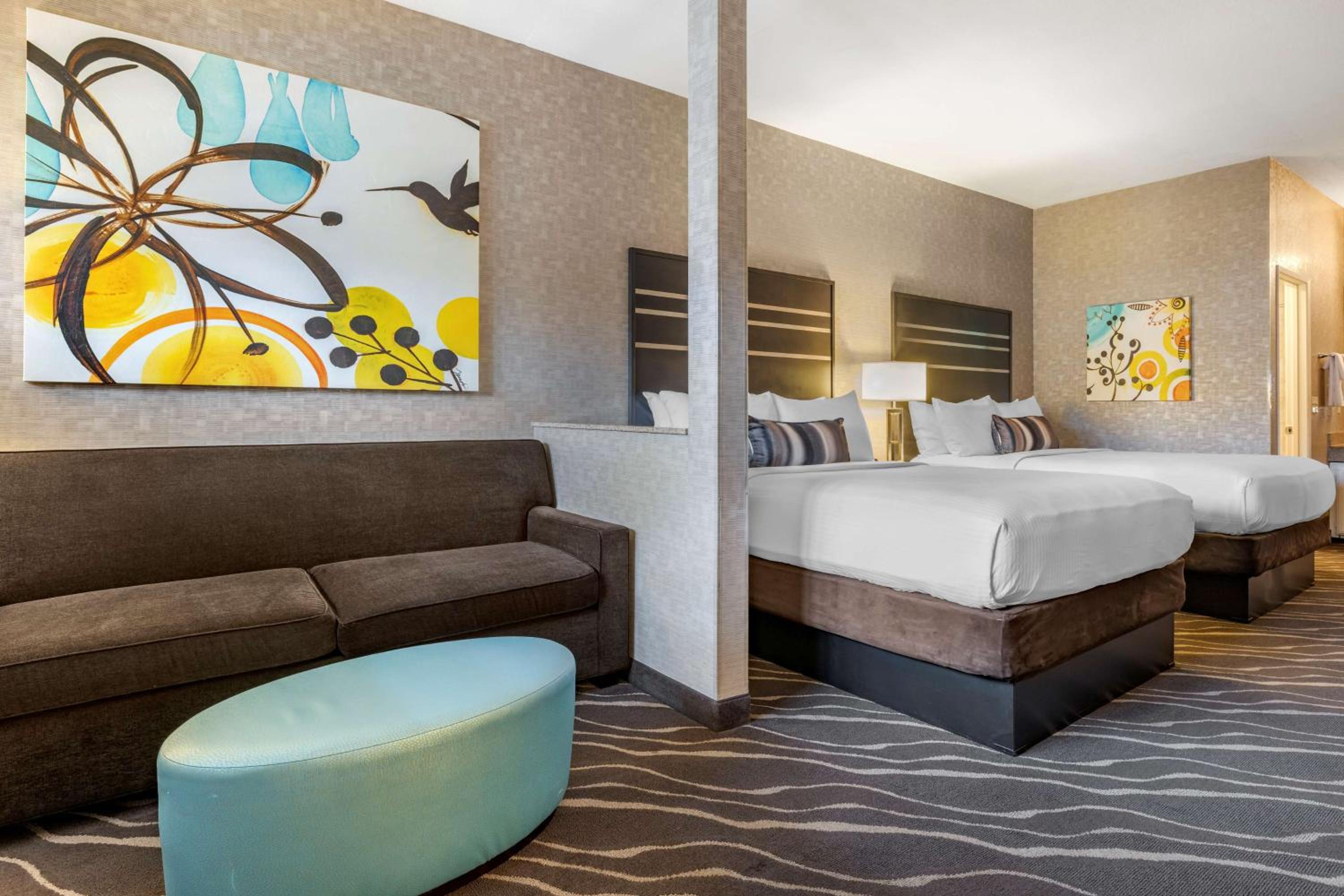 Mini Suite with Two Queen Beds and Sofa Bed - Non-Smoking - Photo 3