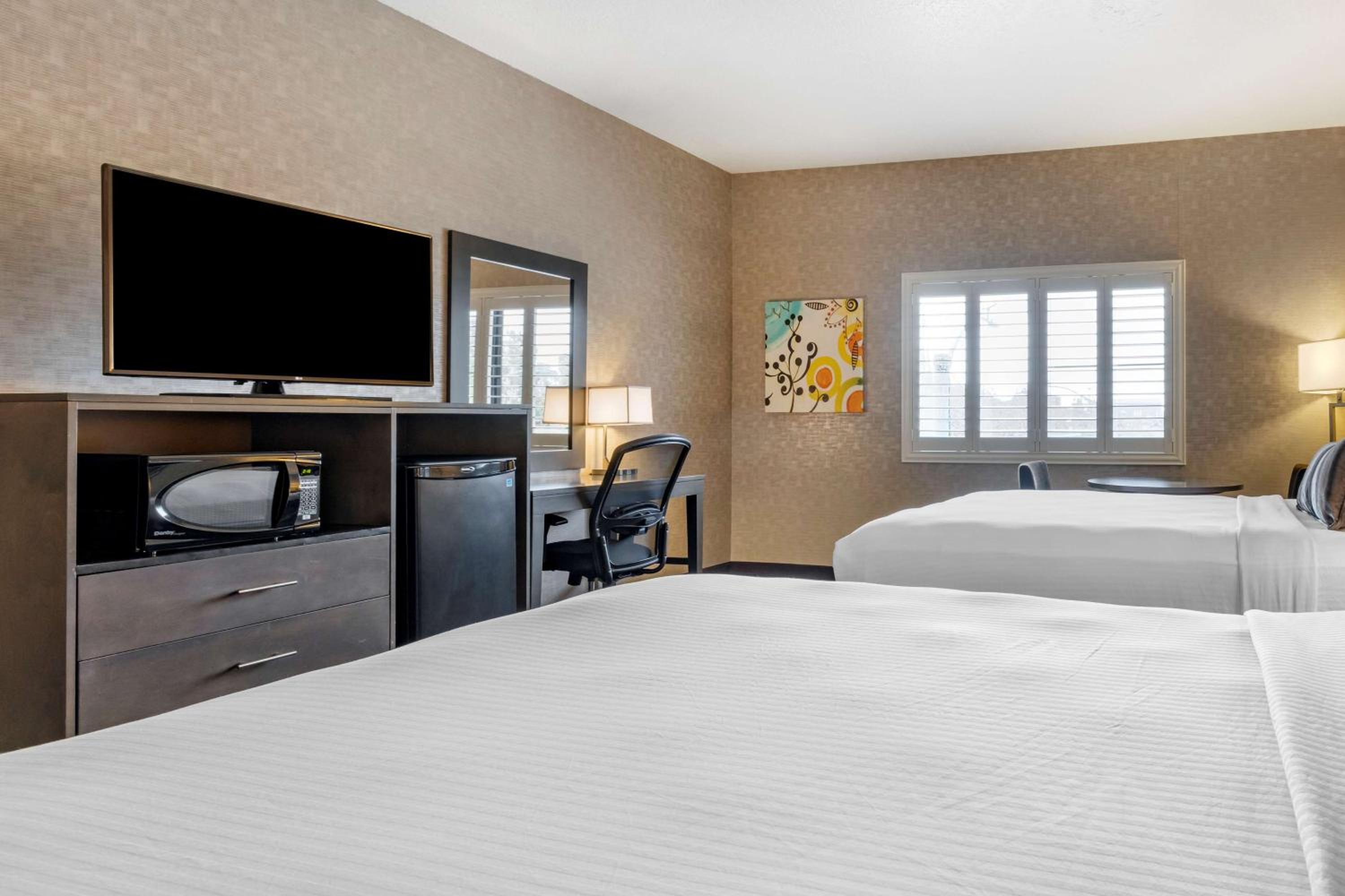 Queen Room with Two Queen Beds - Non-Smoking - Photo 3