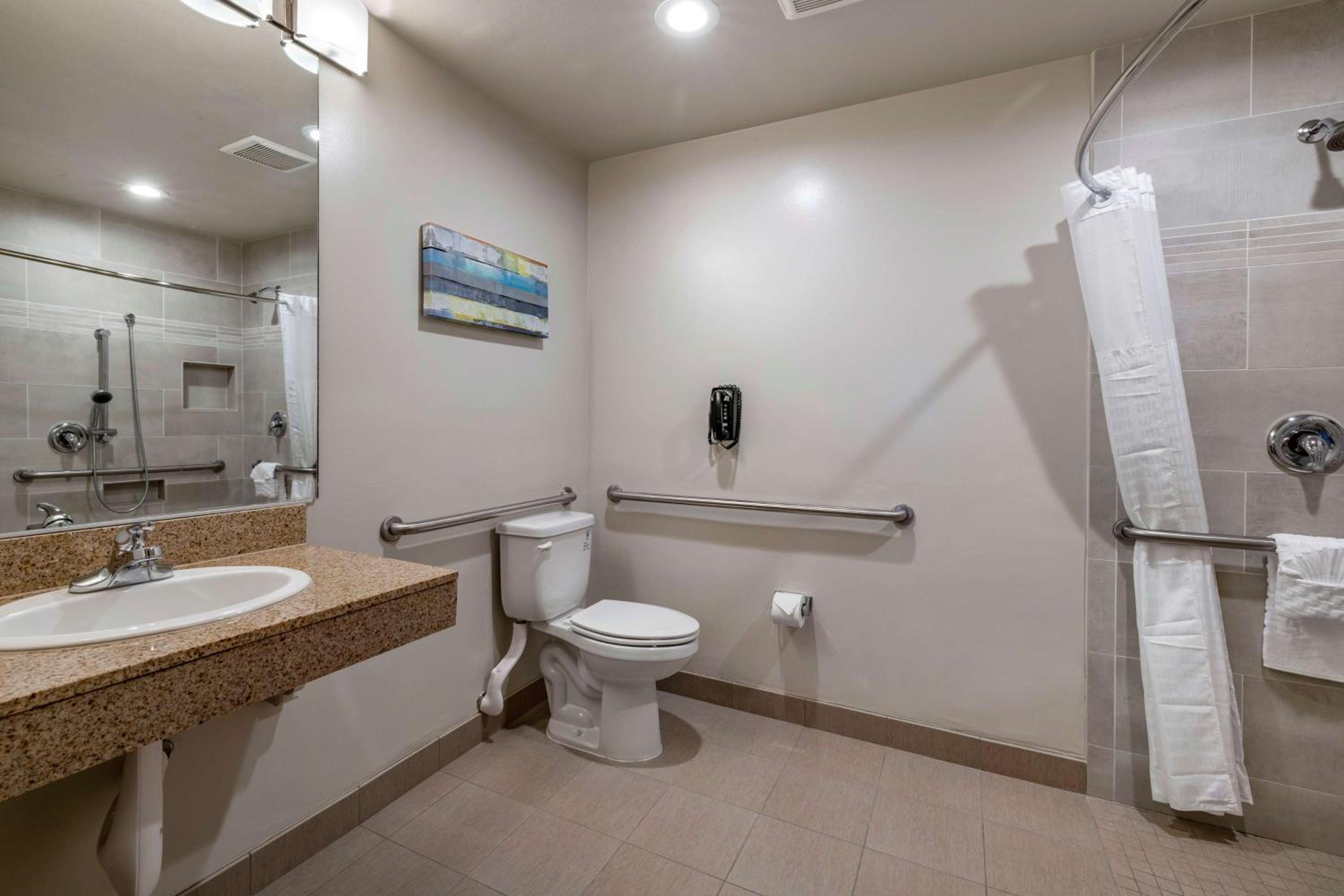 King Room with Roll-In Shower - Disability Access - Photo 4