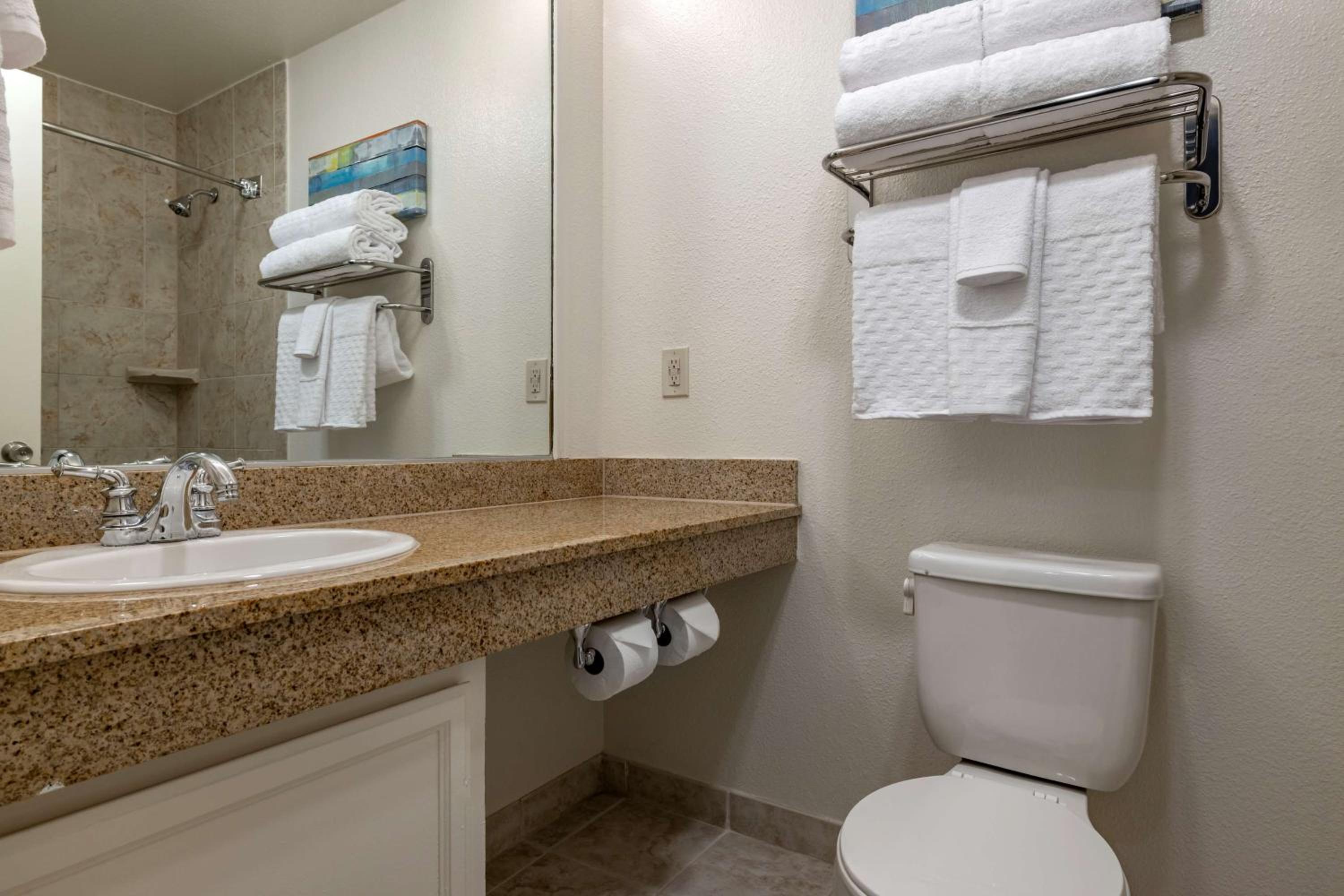 Queen Room with Two Queen Beds and Walk-in Shower - Disability Access - Photo 3
