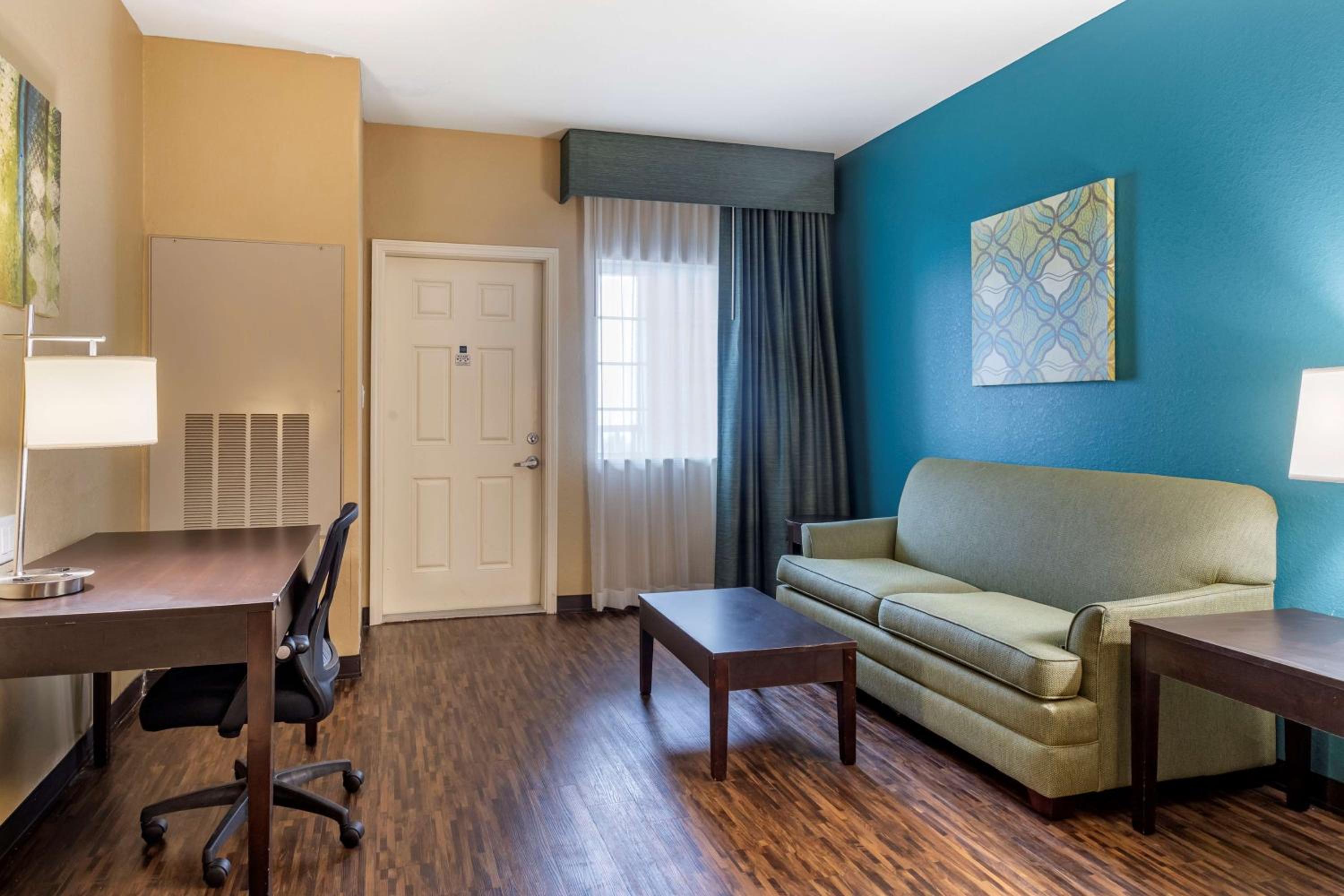 King Suite with Bath Tub, Sofa Bed and View - Disability/Non-Smoking