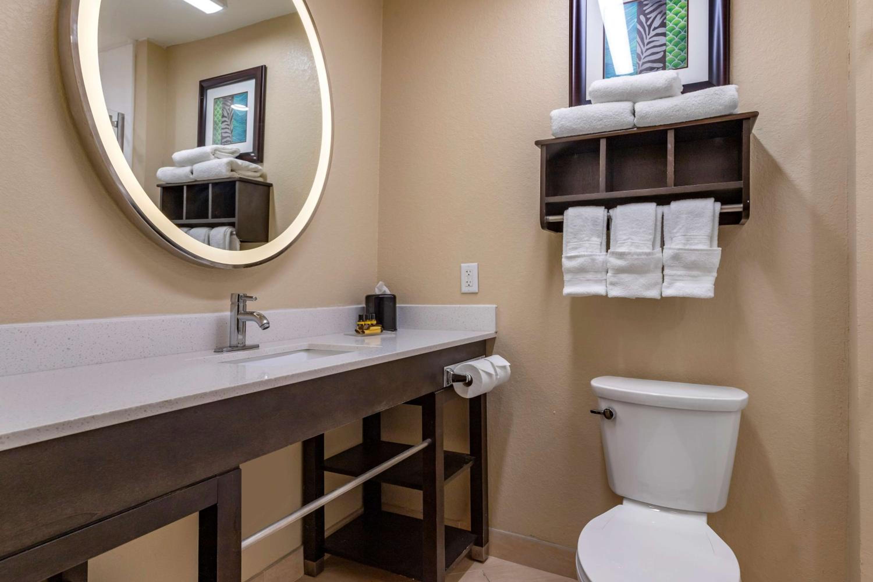 Queen Suite with Two Queen Beds, Sofa Bed and Ocean View - Disability Access/Non-Smoking photo 3