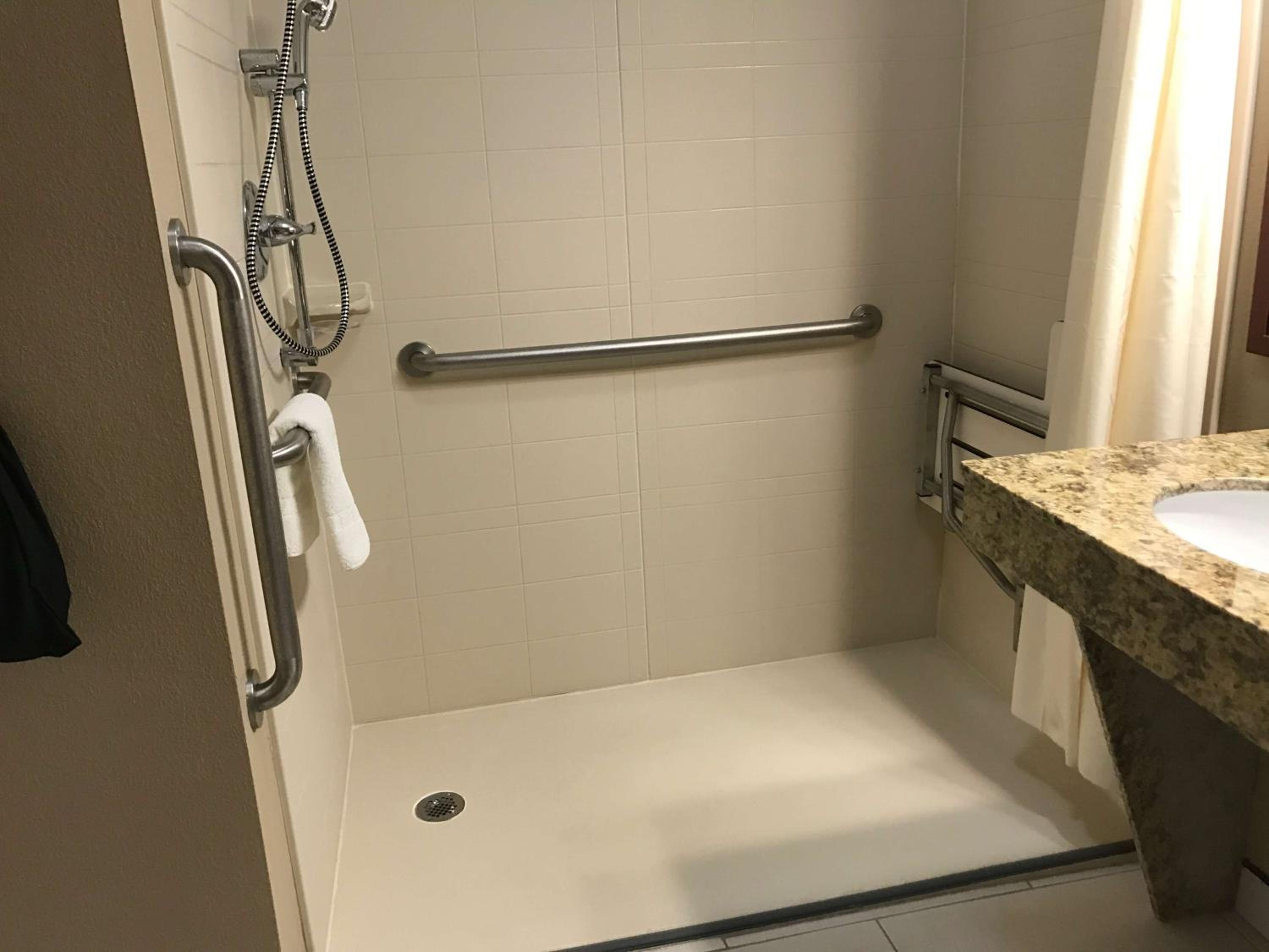 Queen Room with Two Queen Beds and Roll-In Shower - Disability Access/Non-Smoking - Photo 3