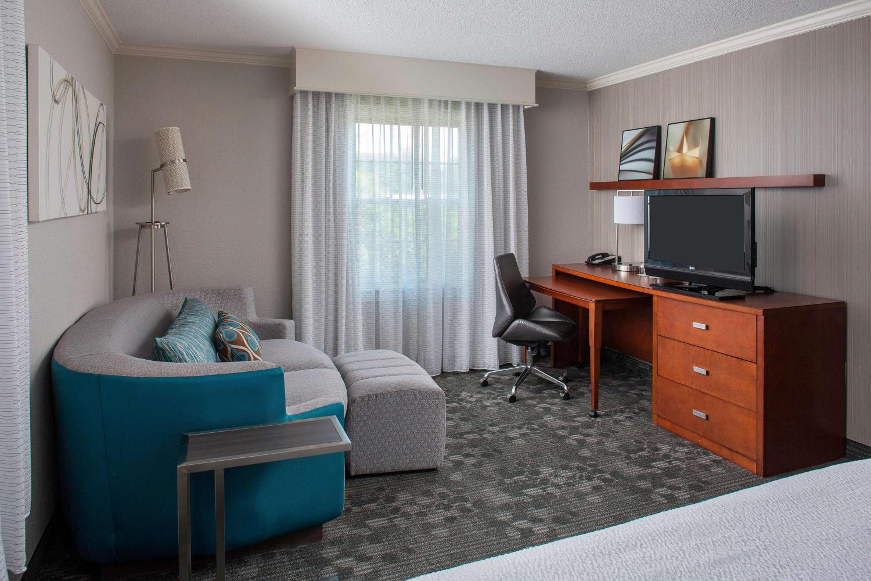 Mobility/Hearing Accessible Guestroom Two Doubles Tub - Photo 4