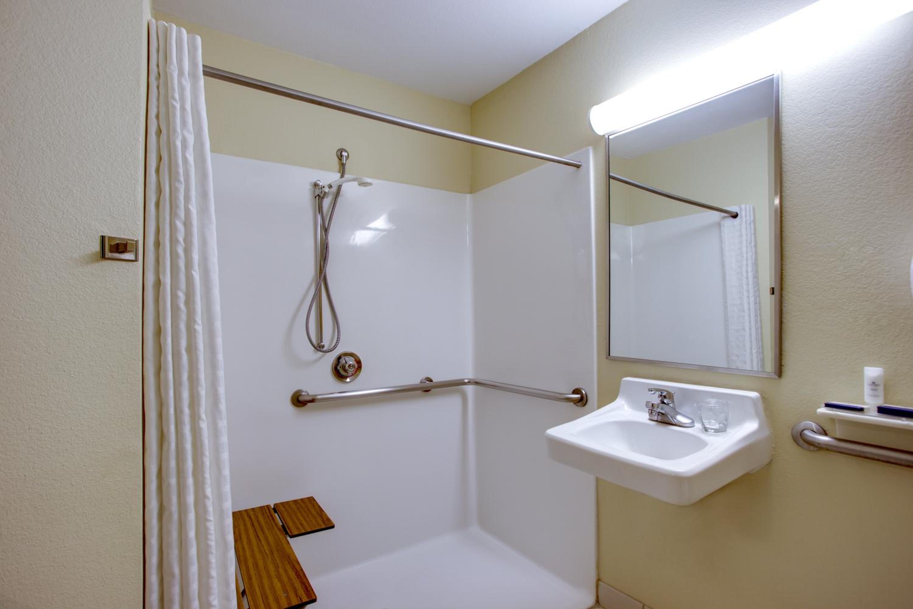 Queen Studio with Roll-In Shower - Non-Smoking - Photo 5
