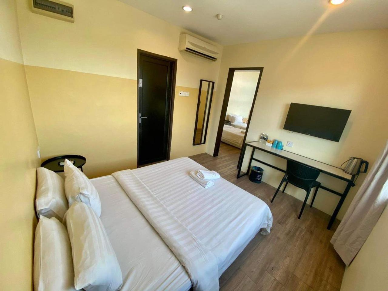 Quadruple Room with Bathroom photo 2