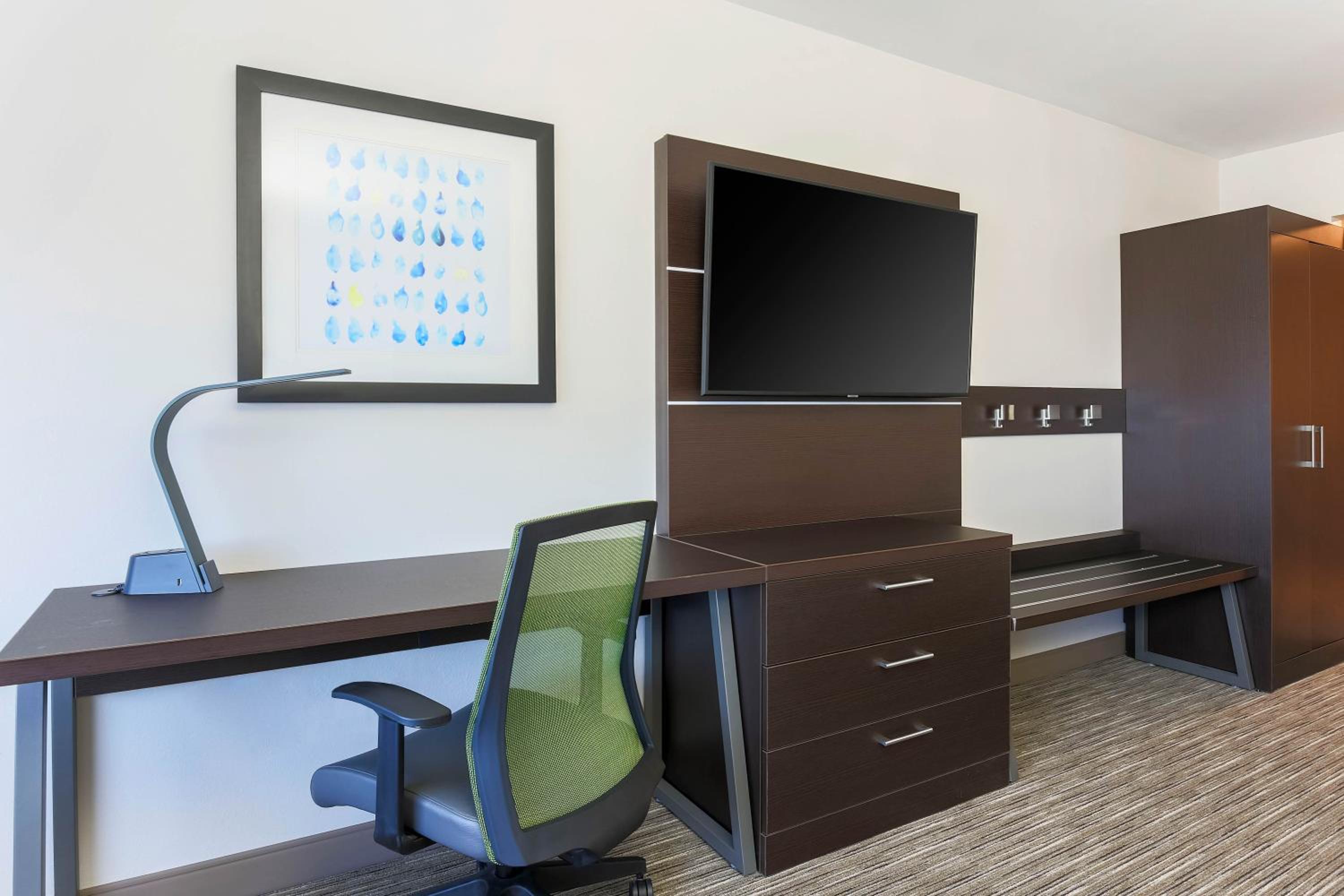 Standard King Room - Photo 6