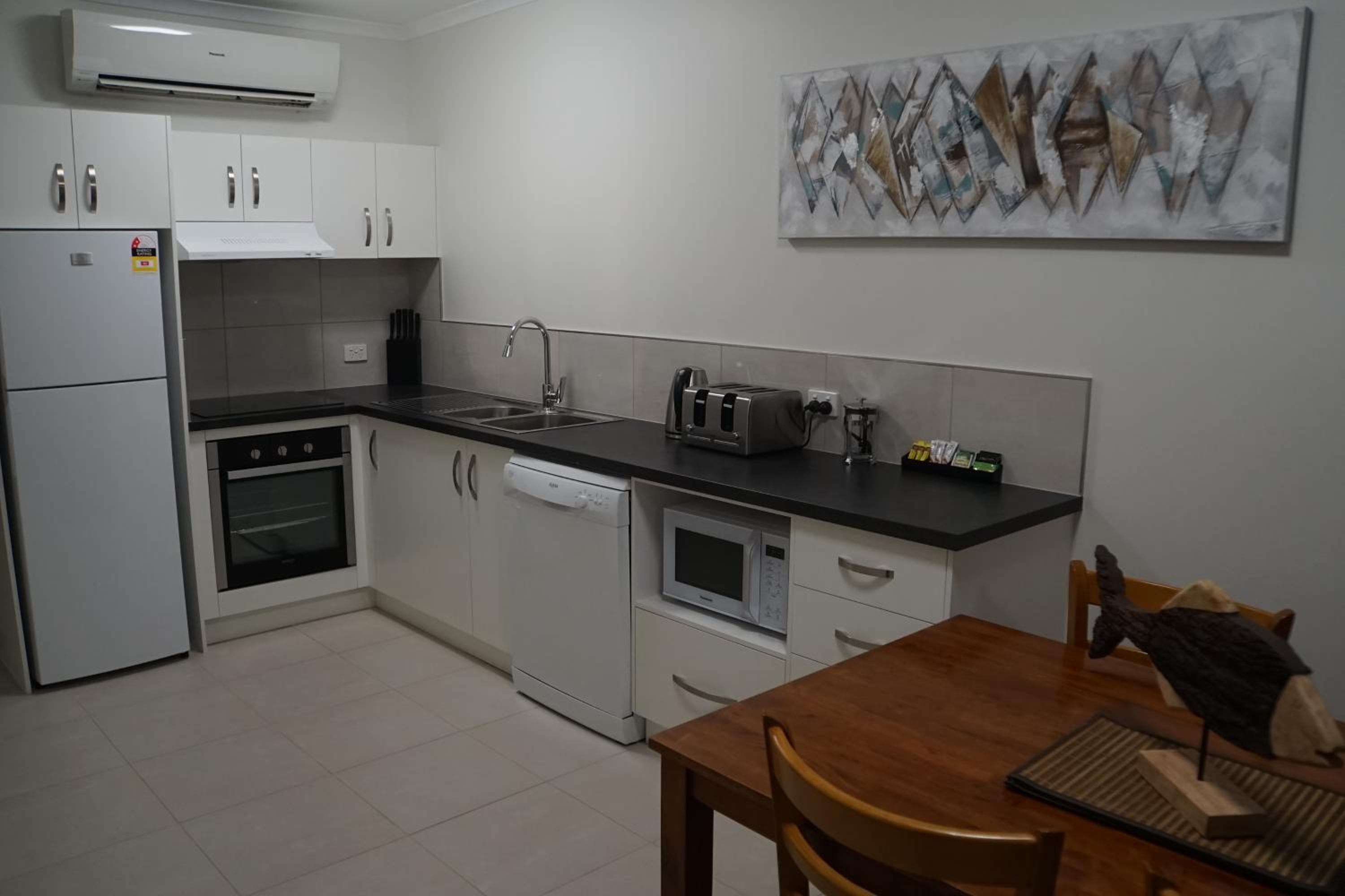 One-Bedroom Apartment with Ocean View - Photo 23