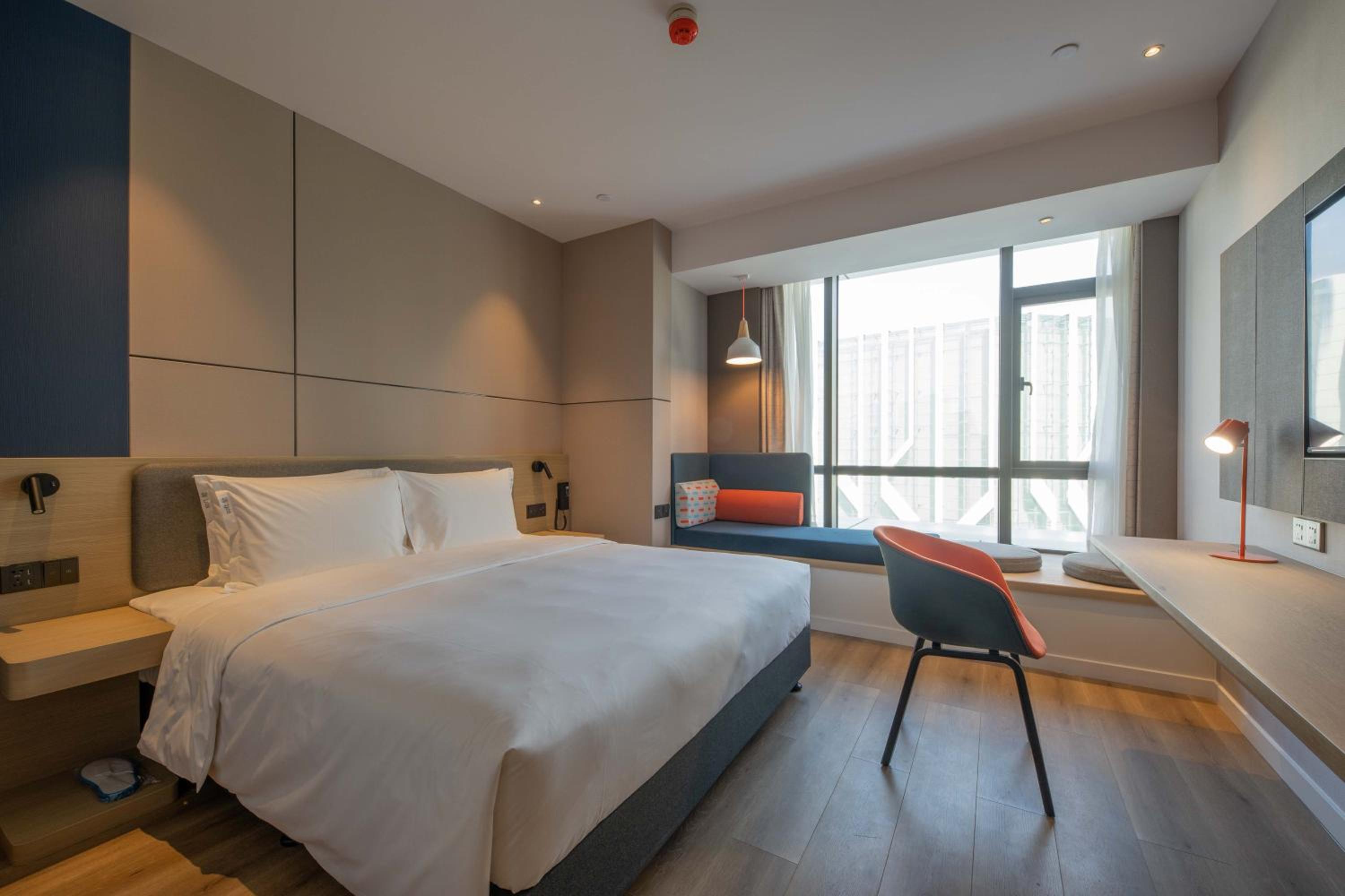 Standard King Room - Photo 5