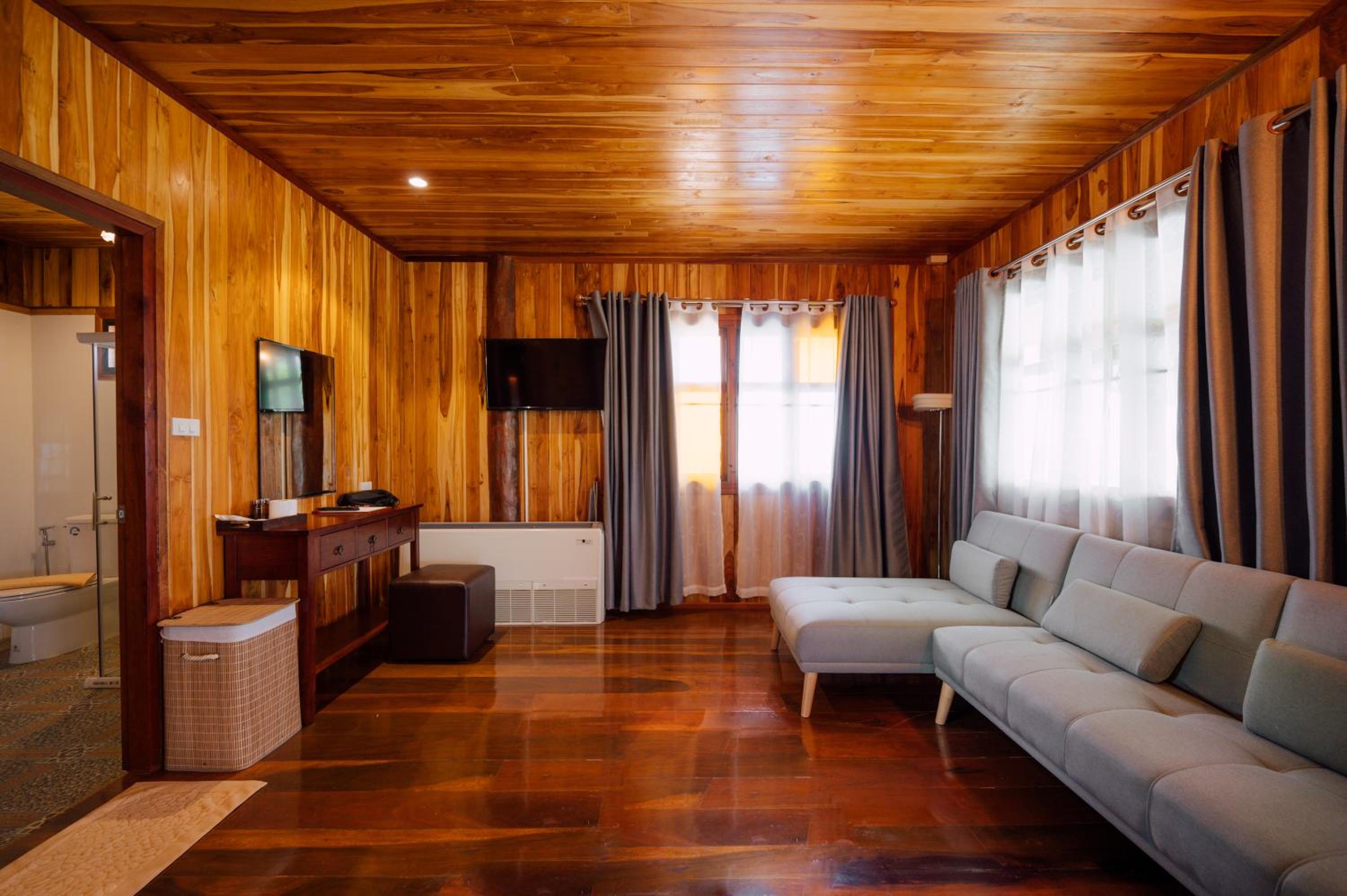 Villa with Private Pool - Photo 7