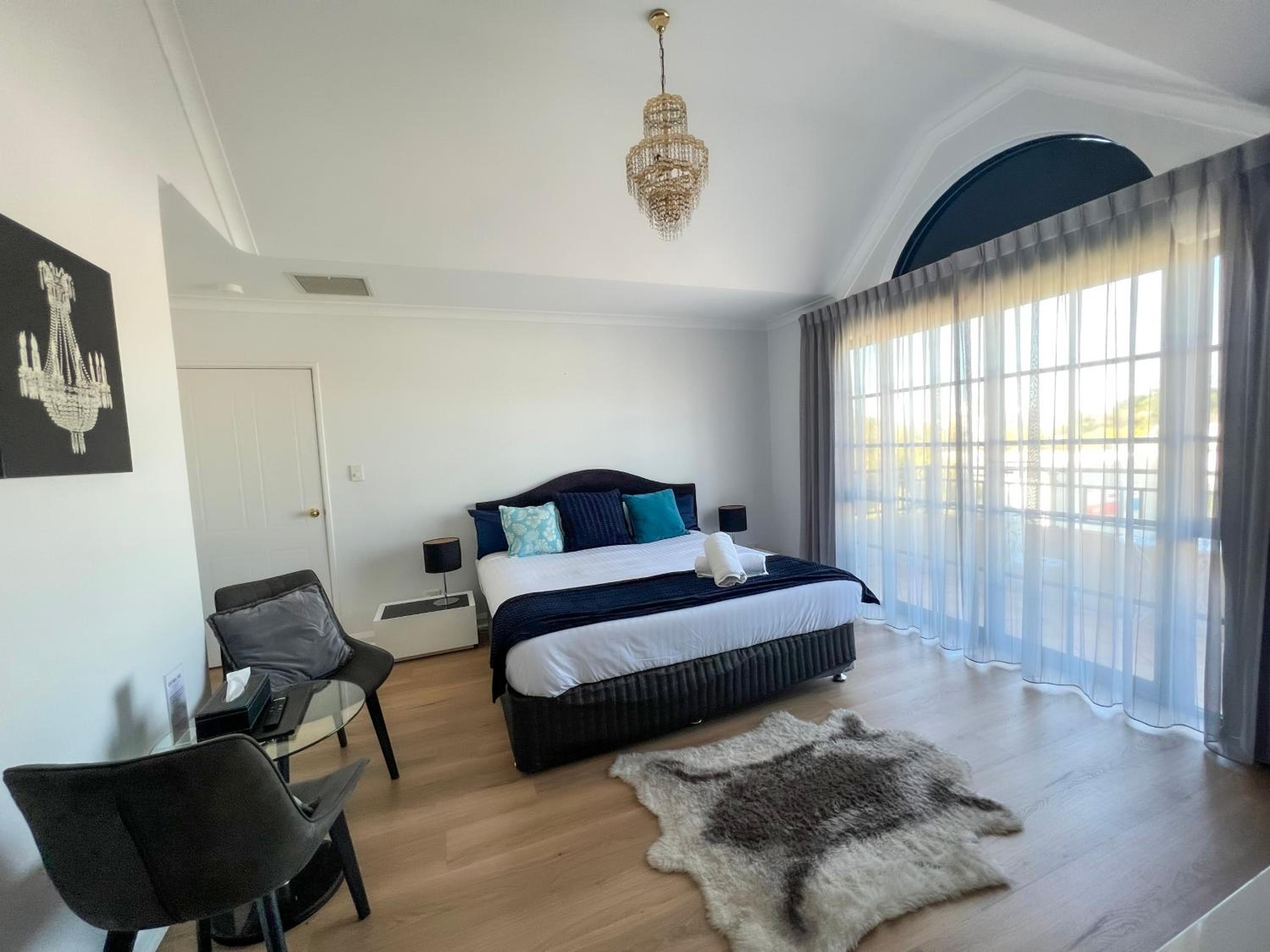King Suite with Balcony photo 1