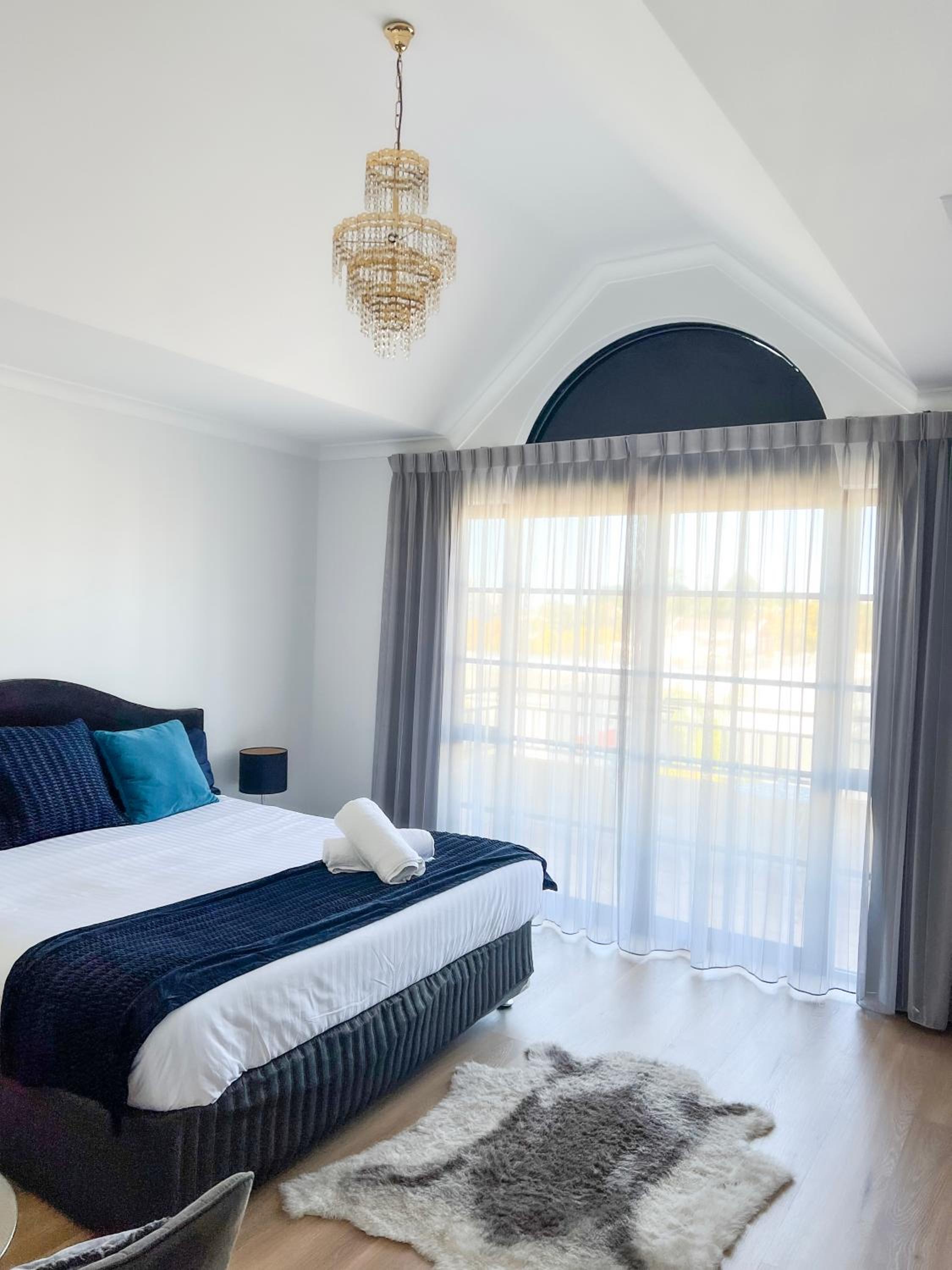 King Suite with Balcony photo 3