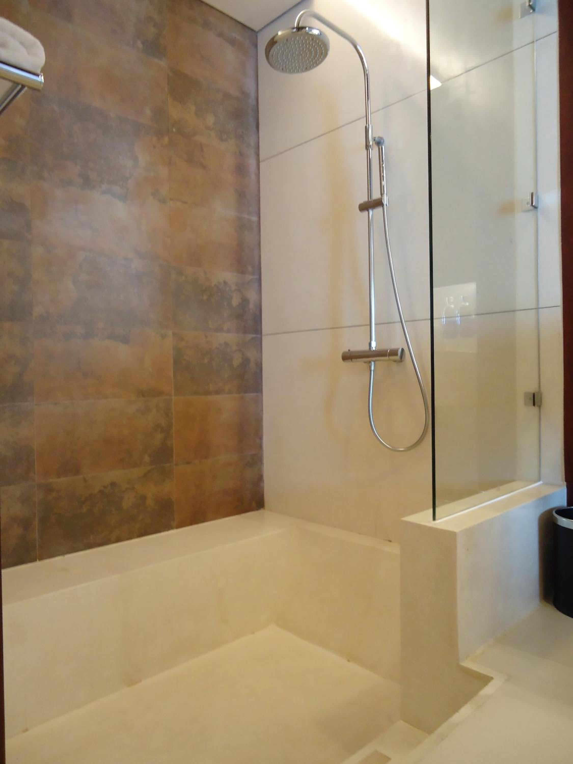 Standard King Room - Photo 12