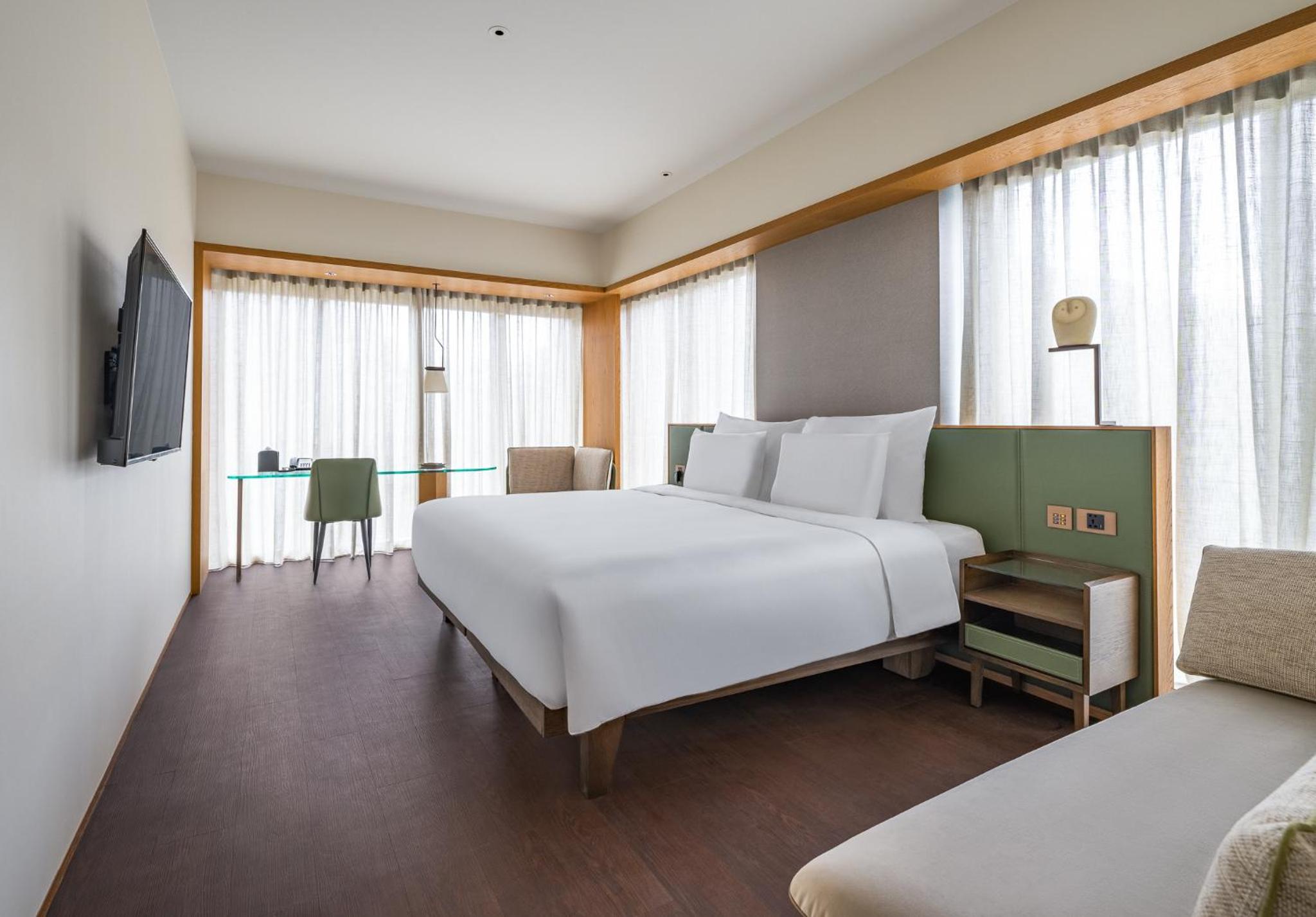 Deluxe Corner King Room