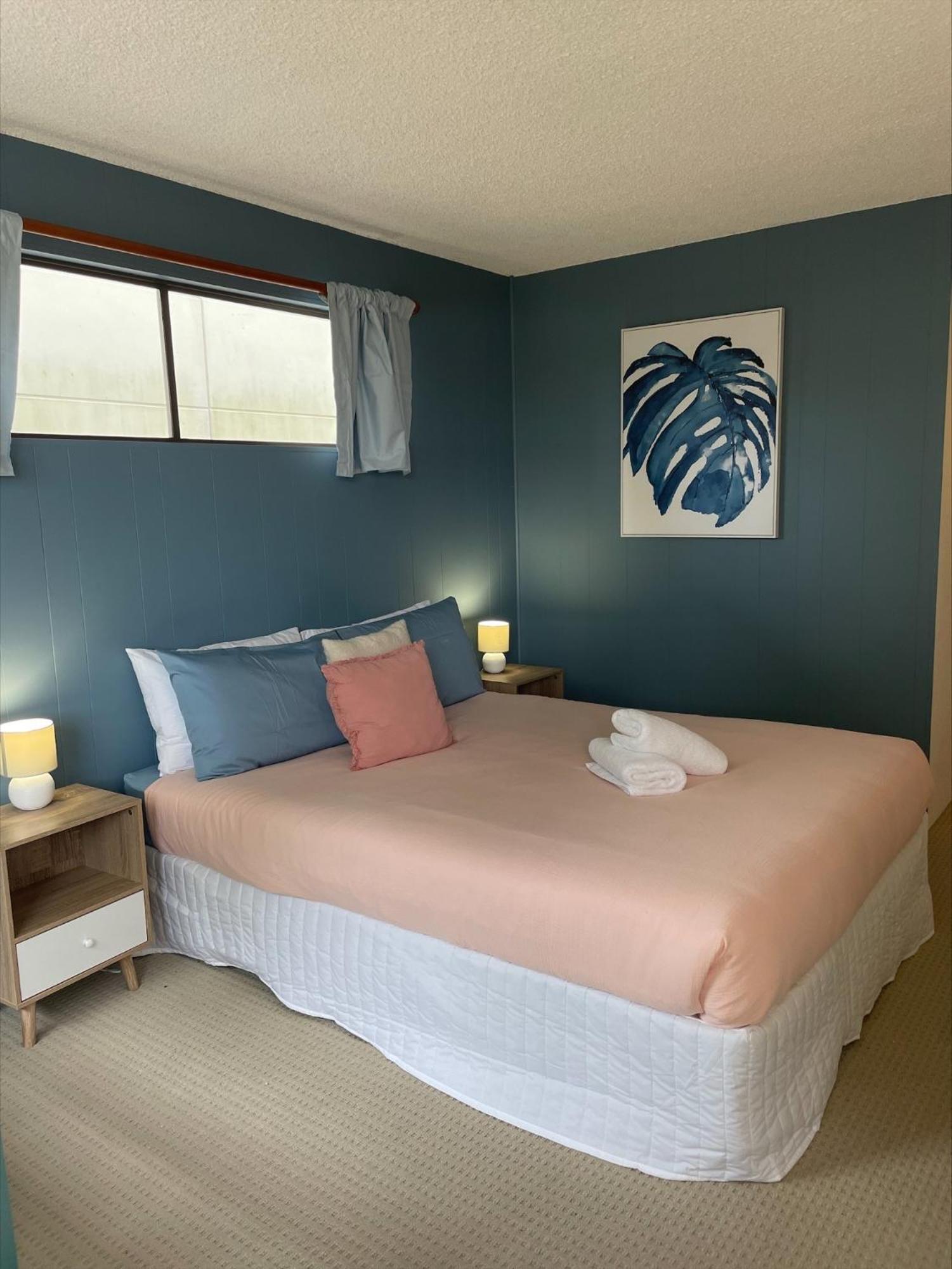 Queen Room photo 2