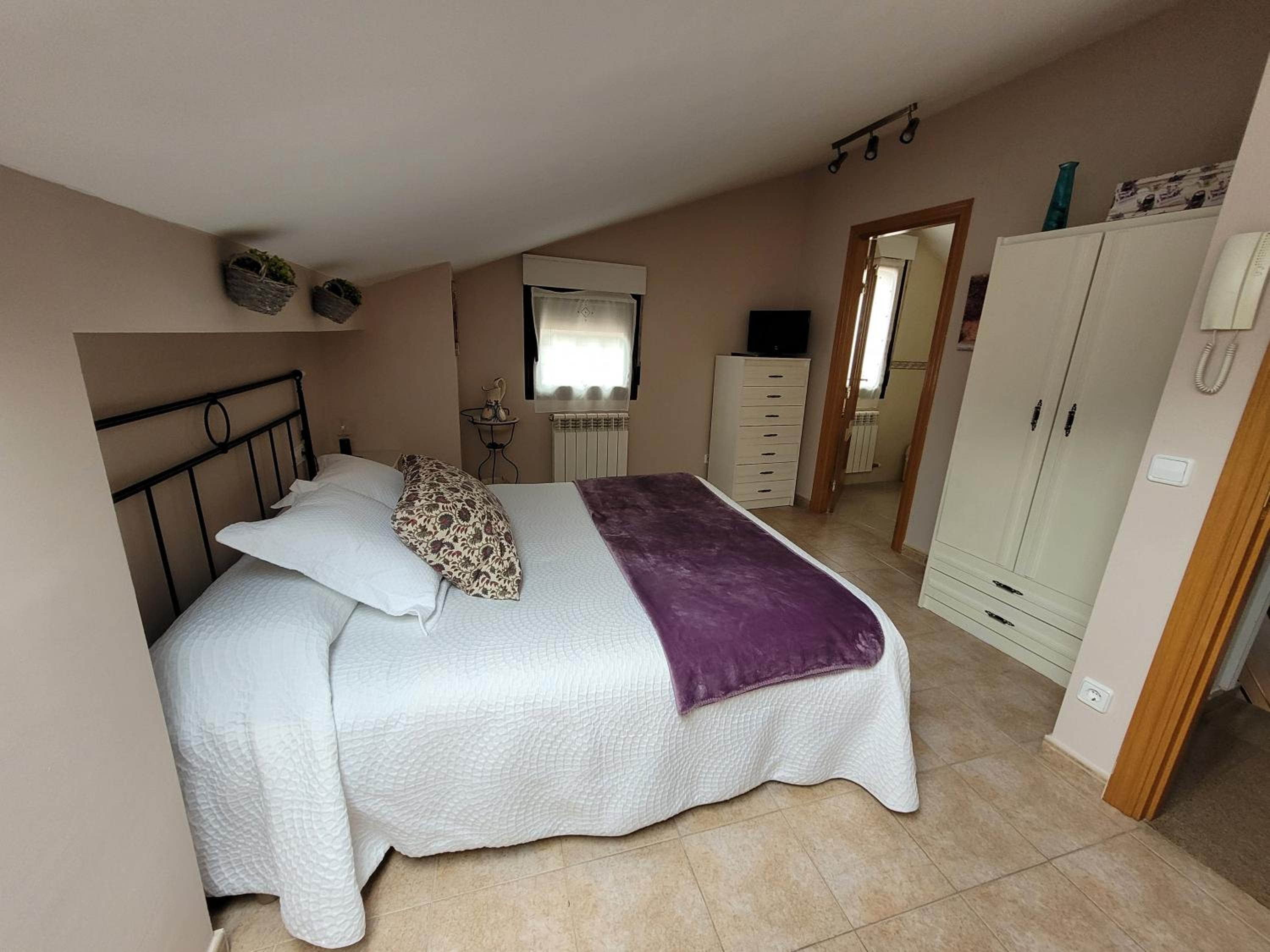 Five-Bedroom House - Photo 11