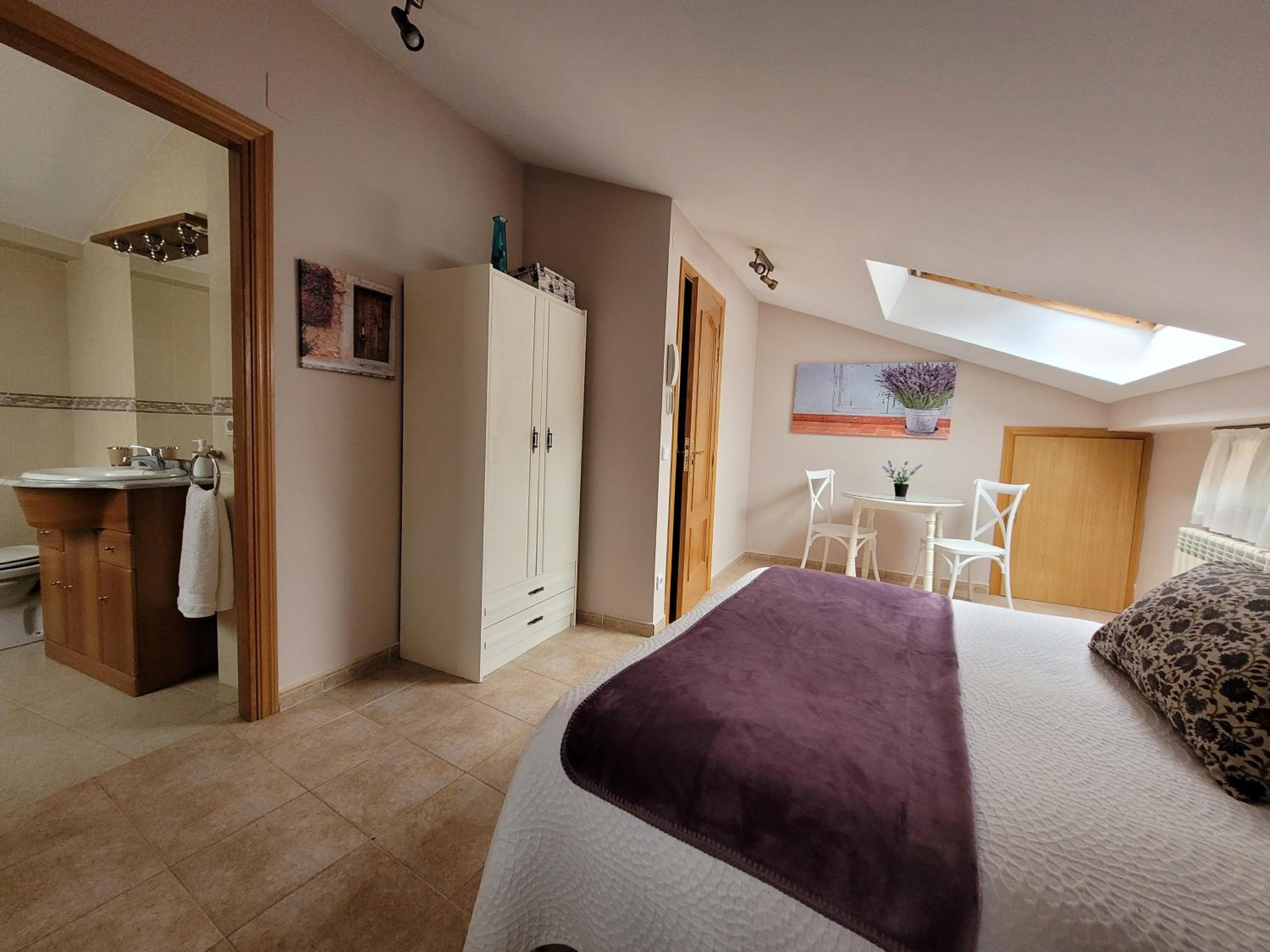 Five-Bedroom House - Photo 9