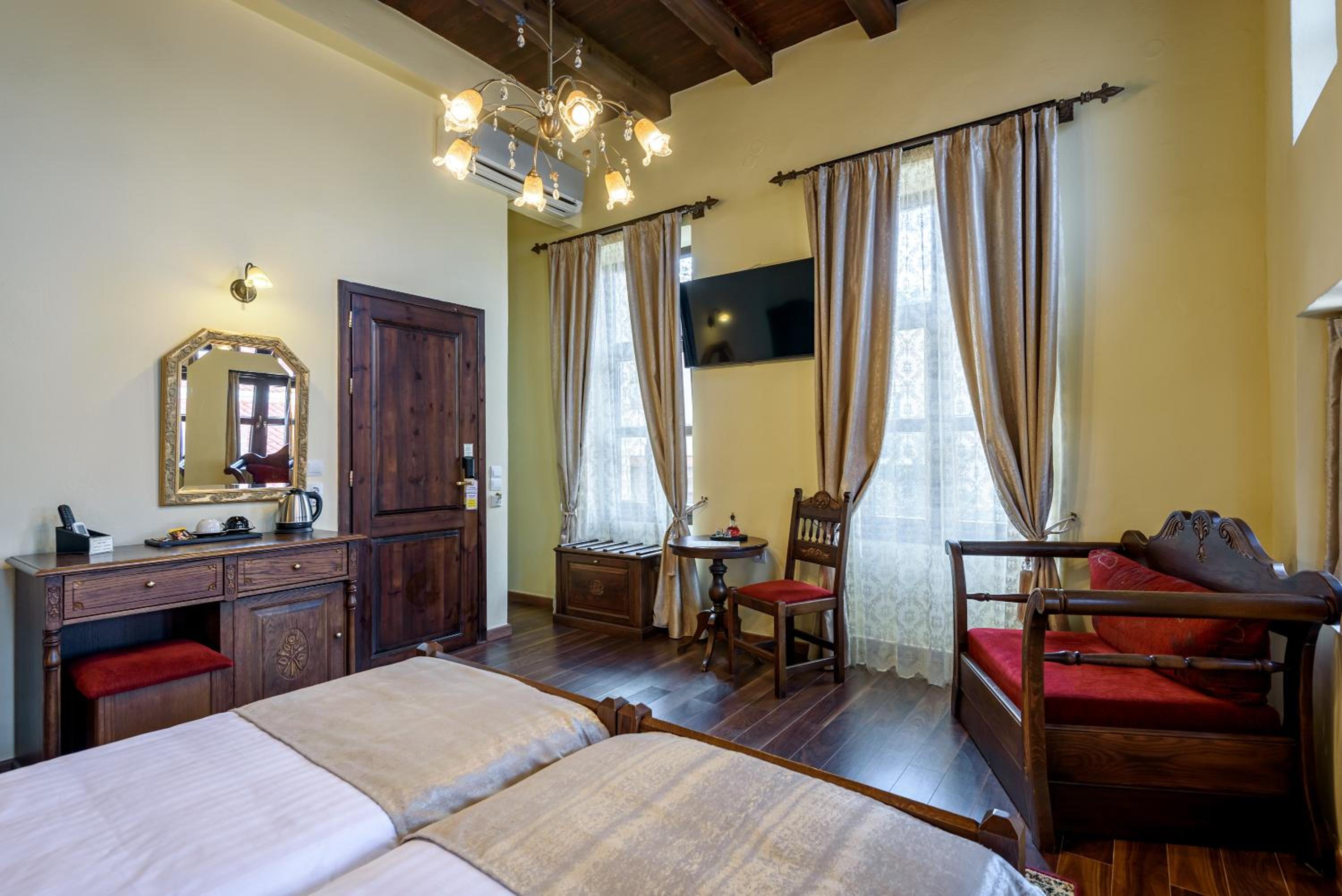 Double or Twin Room with City View - Photo 2