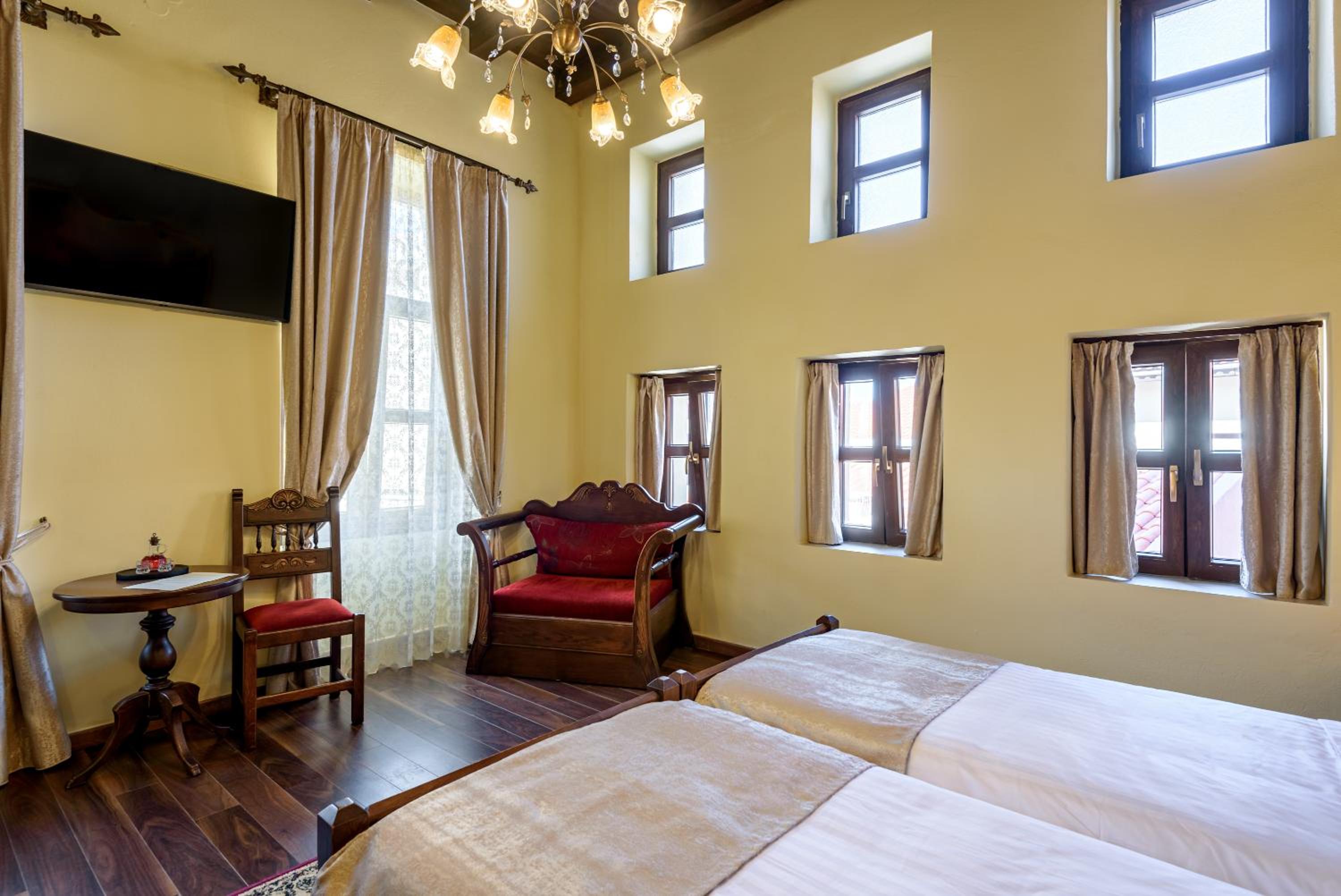 Double or Twin Room with City View - Photo 3