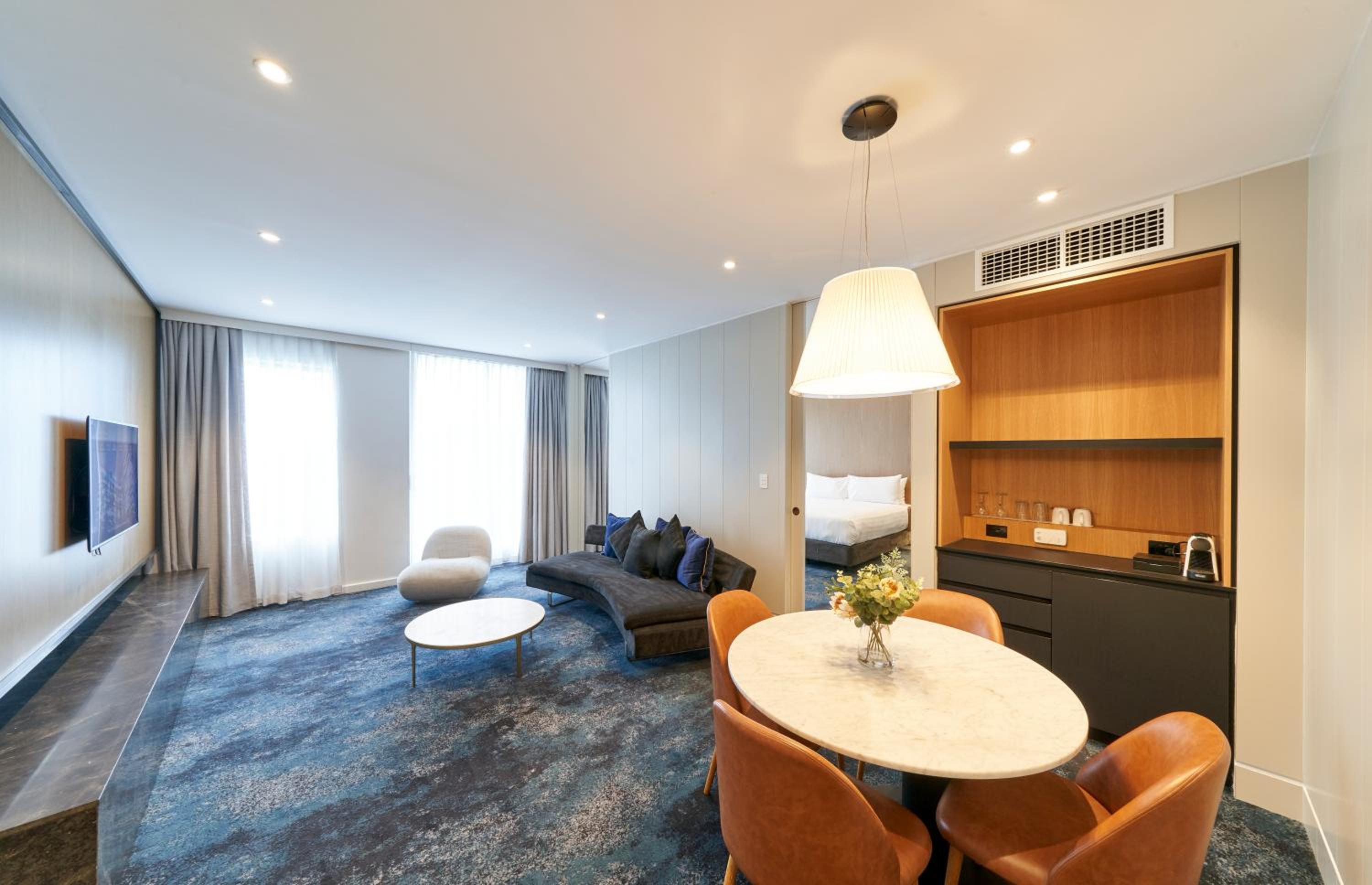 Deluxe Executive King Suite with Lounge Access - Photo 5