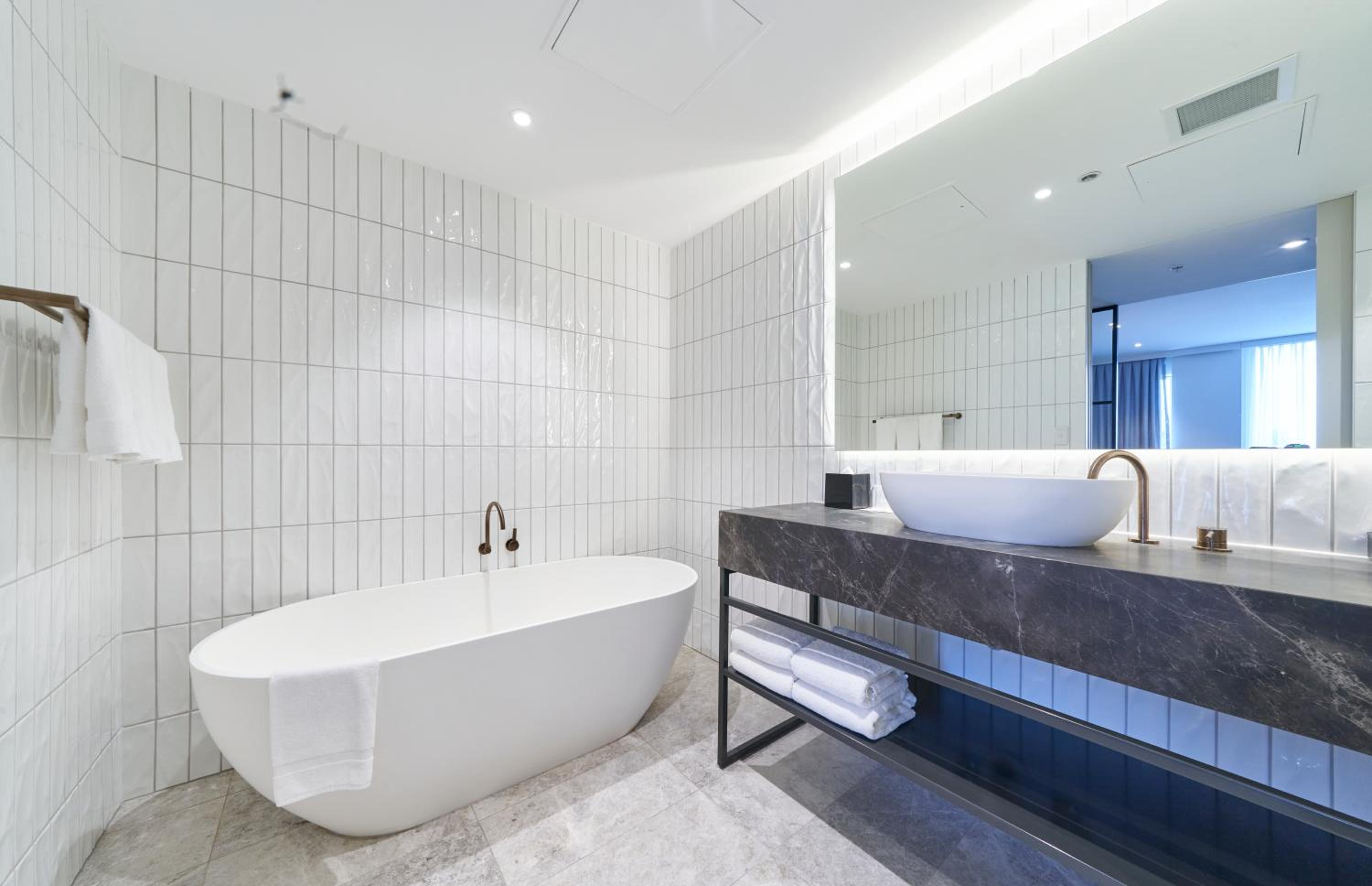 Deluxe Executive King Suite with Lounge Access - Photo 6
