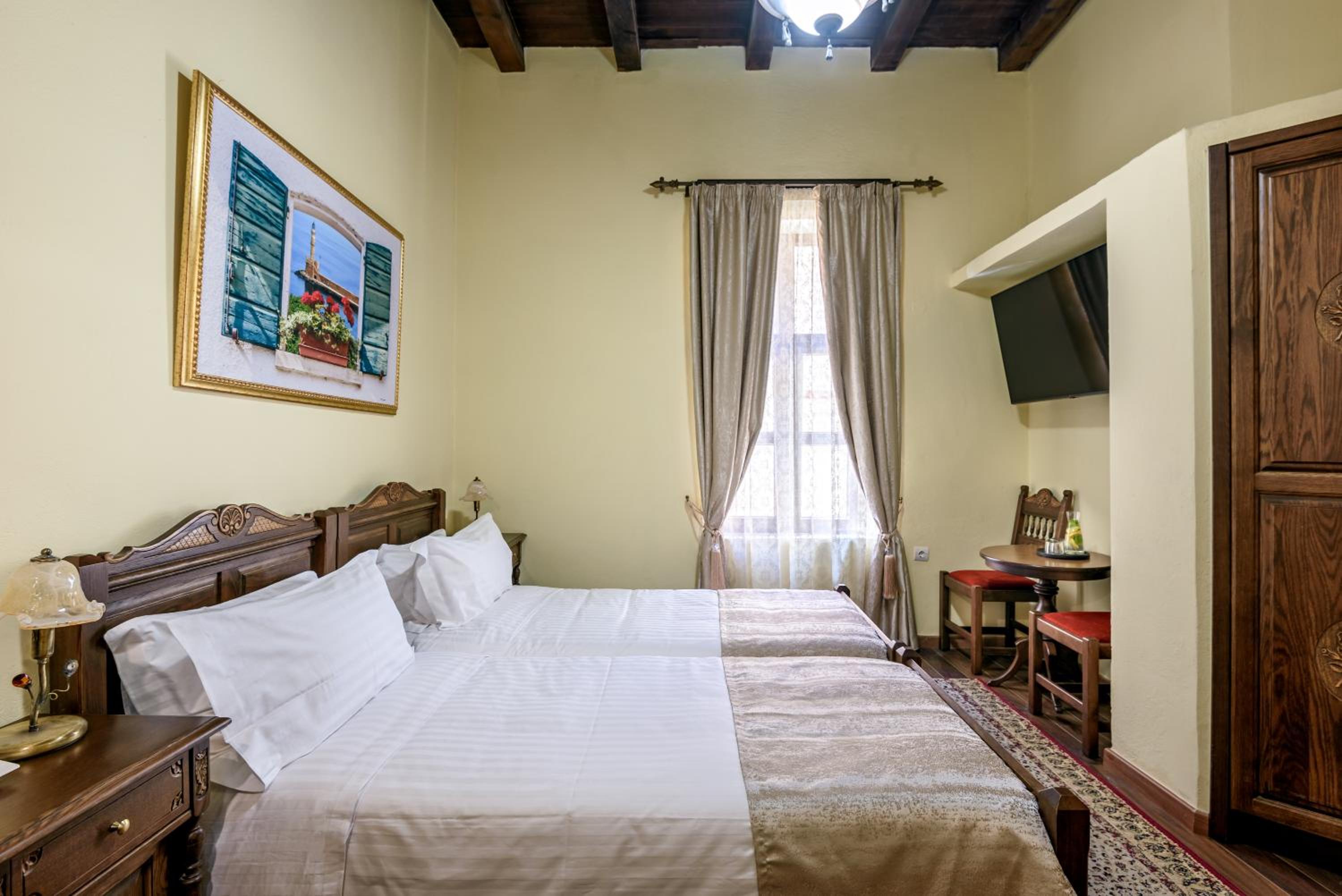 Double or Twin Room with City View - Photo 7