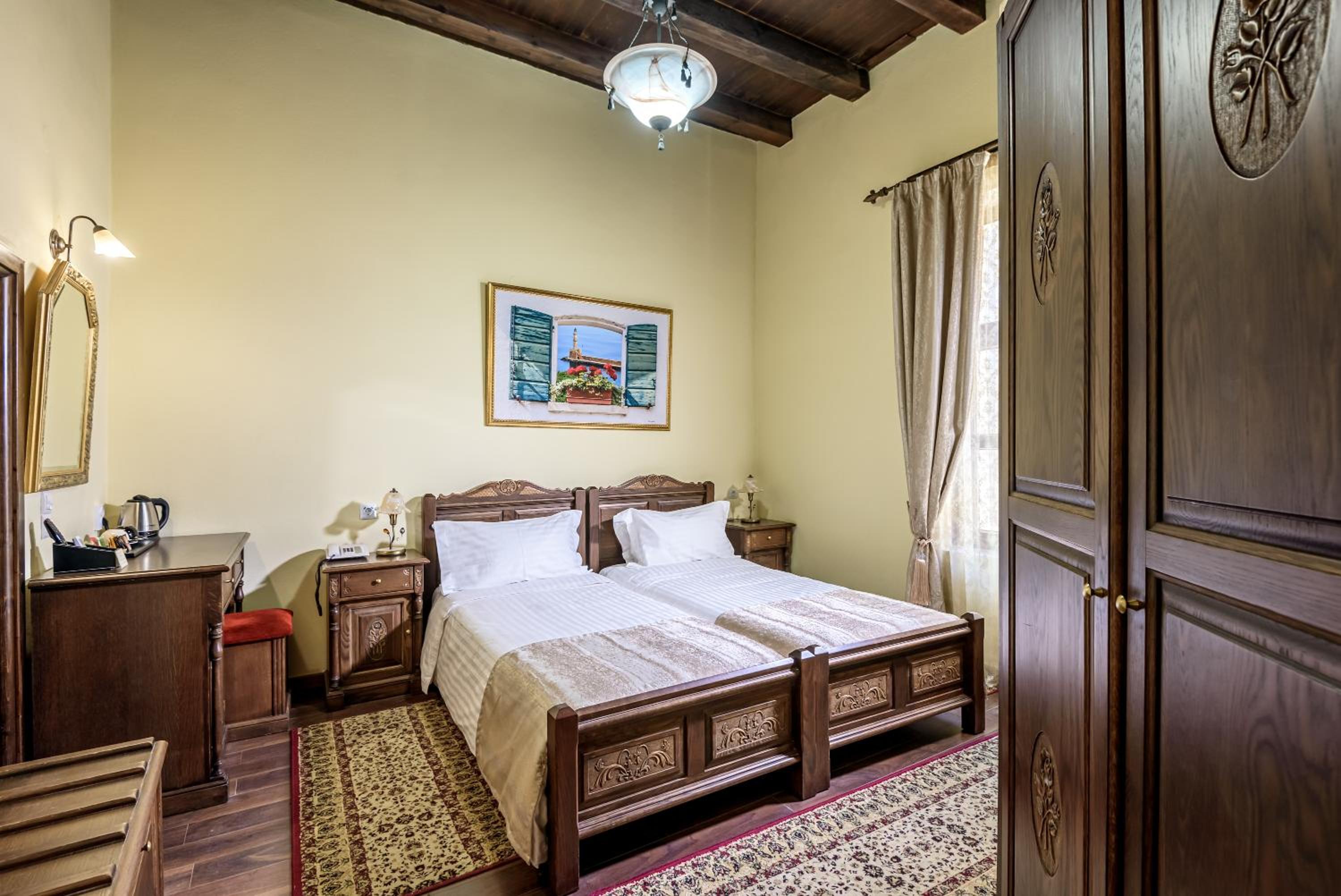 Double or Twin Room with City View - Photo 8