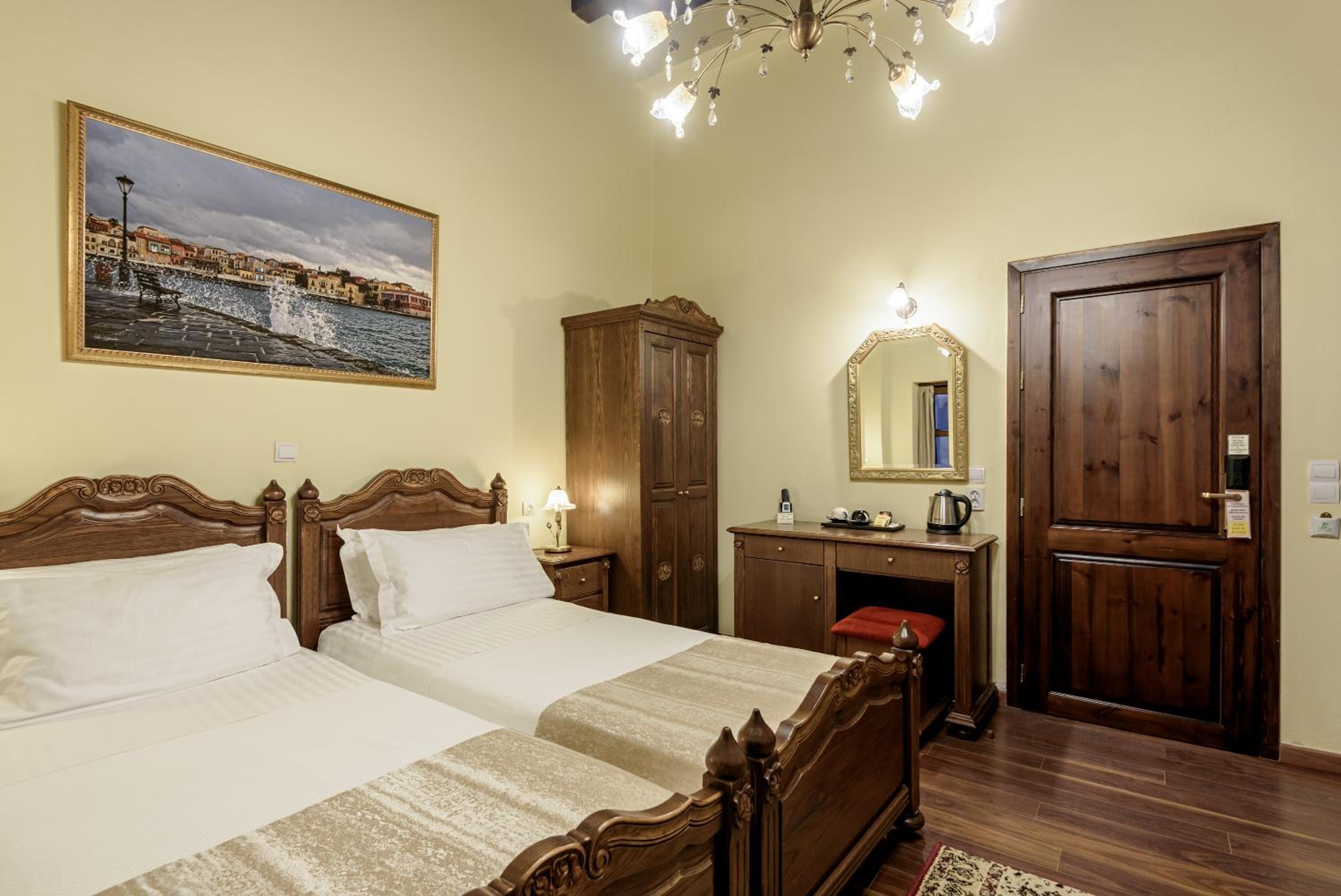 Double or Twin Room with City View - Photo 12