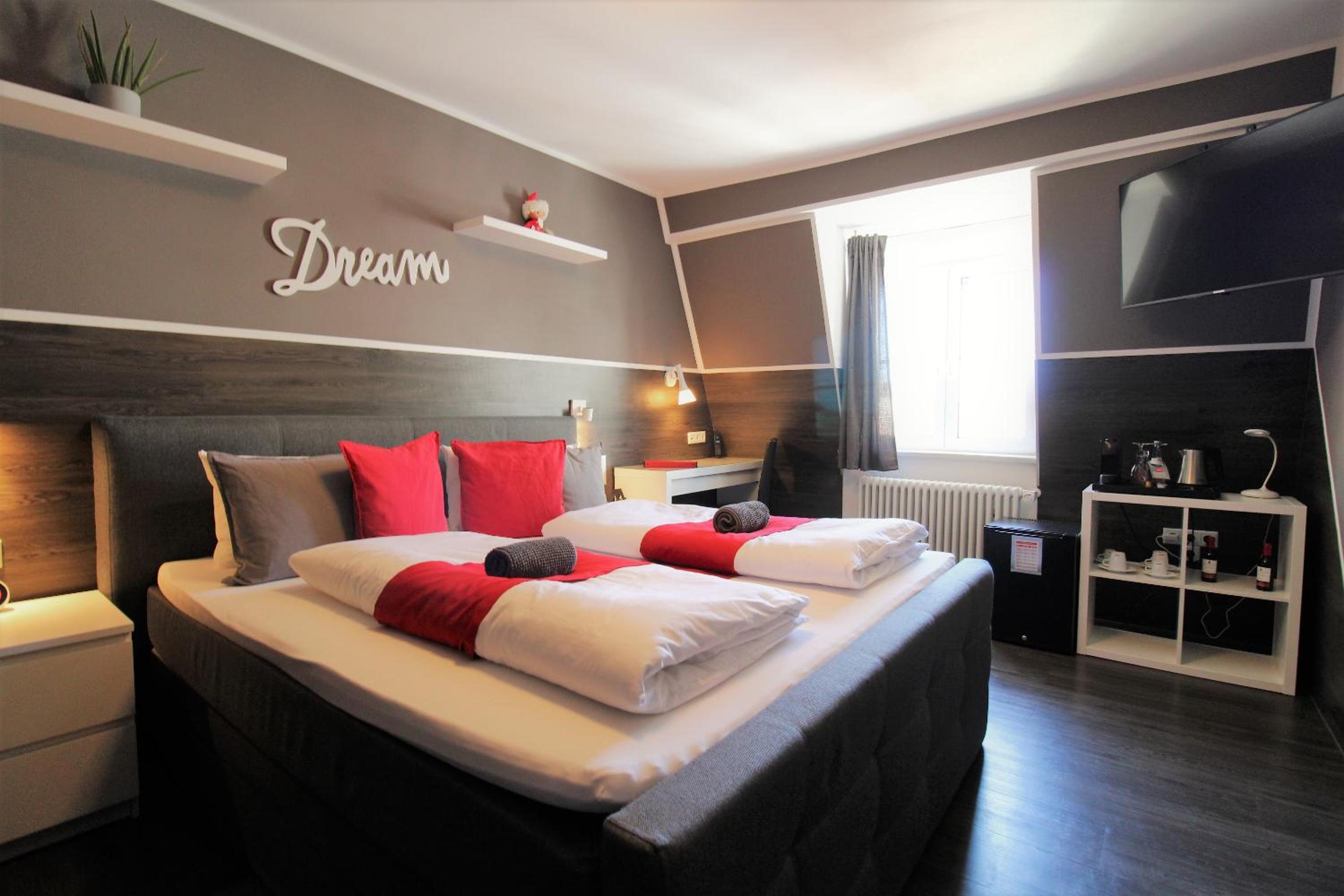 Standard Double Room - Photo 9