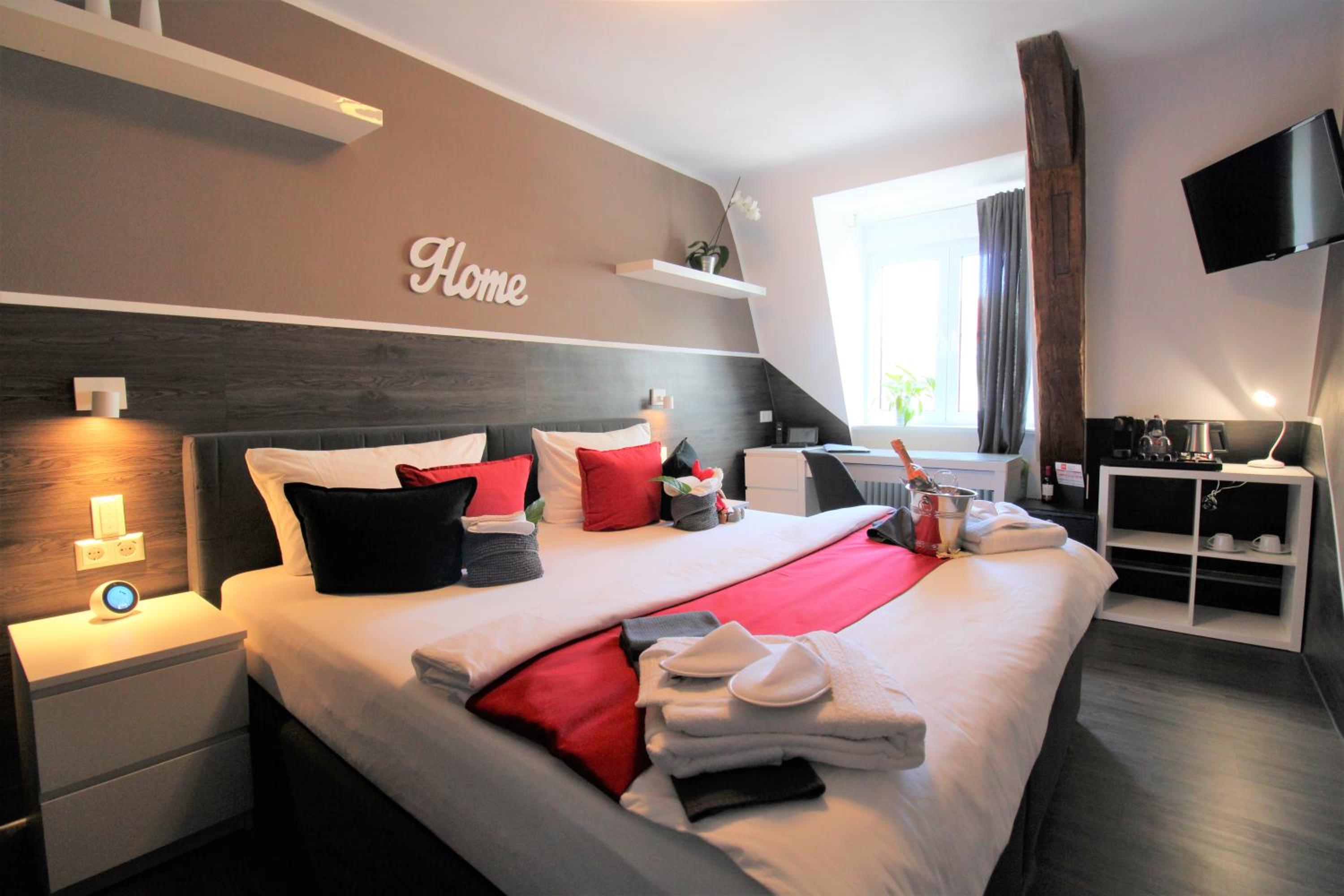 Standard Double Room - Photo 12