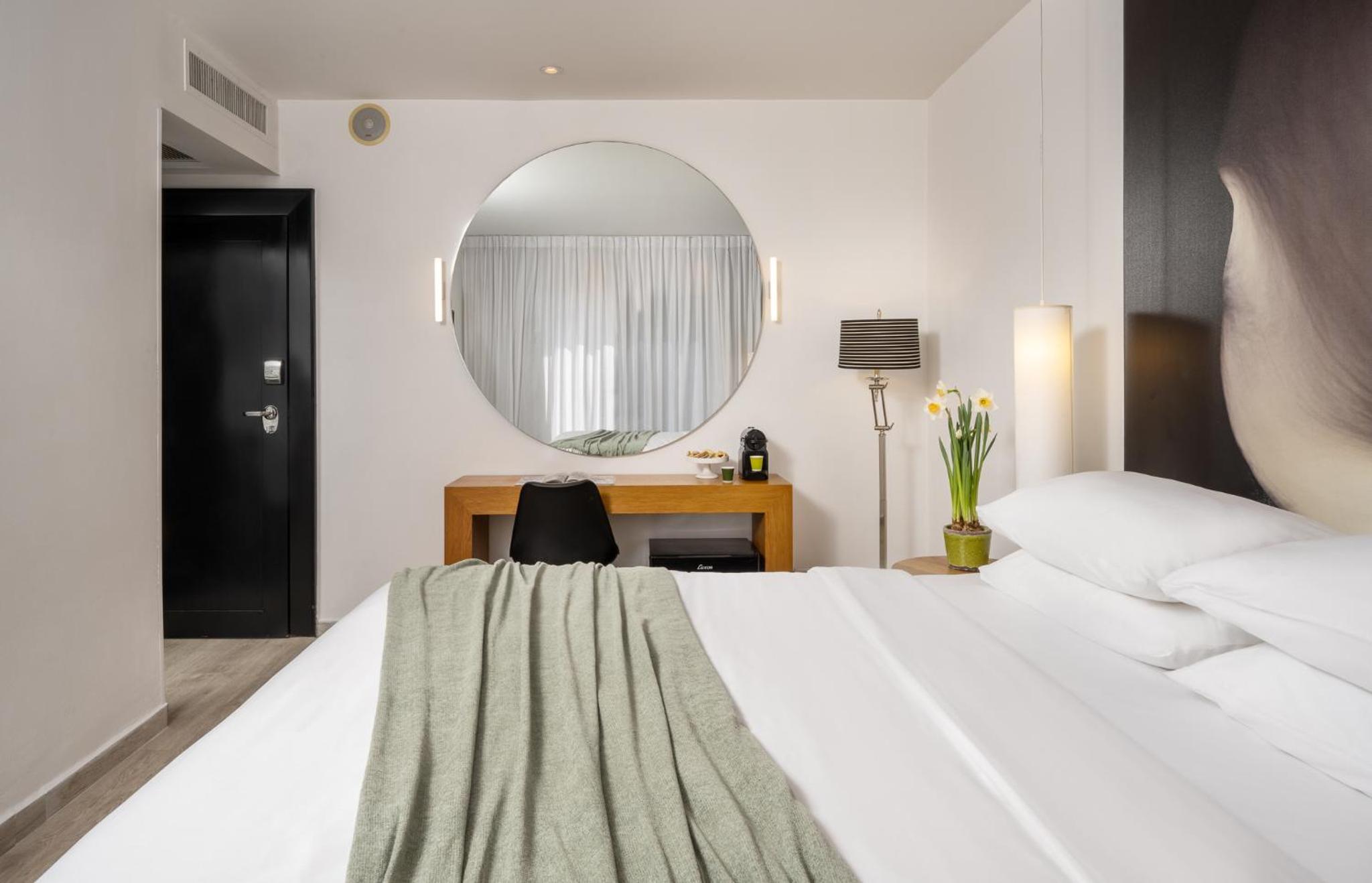 Deluxe Double Room with Side Sea View - Photo 2