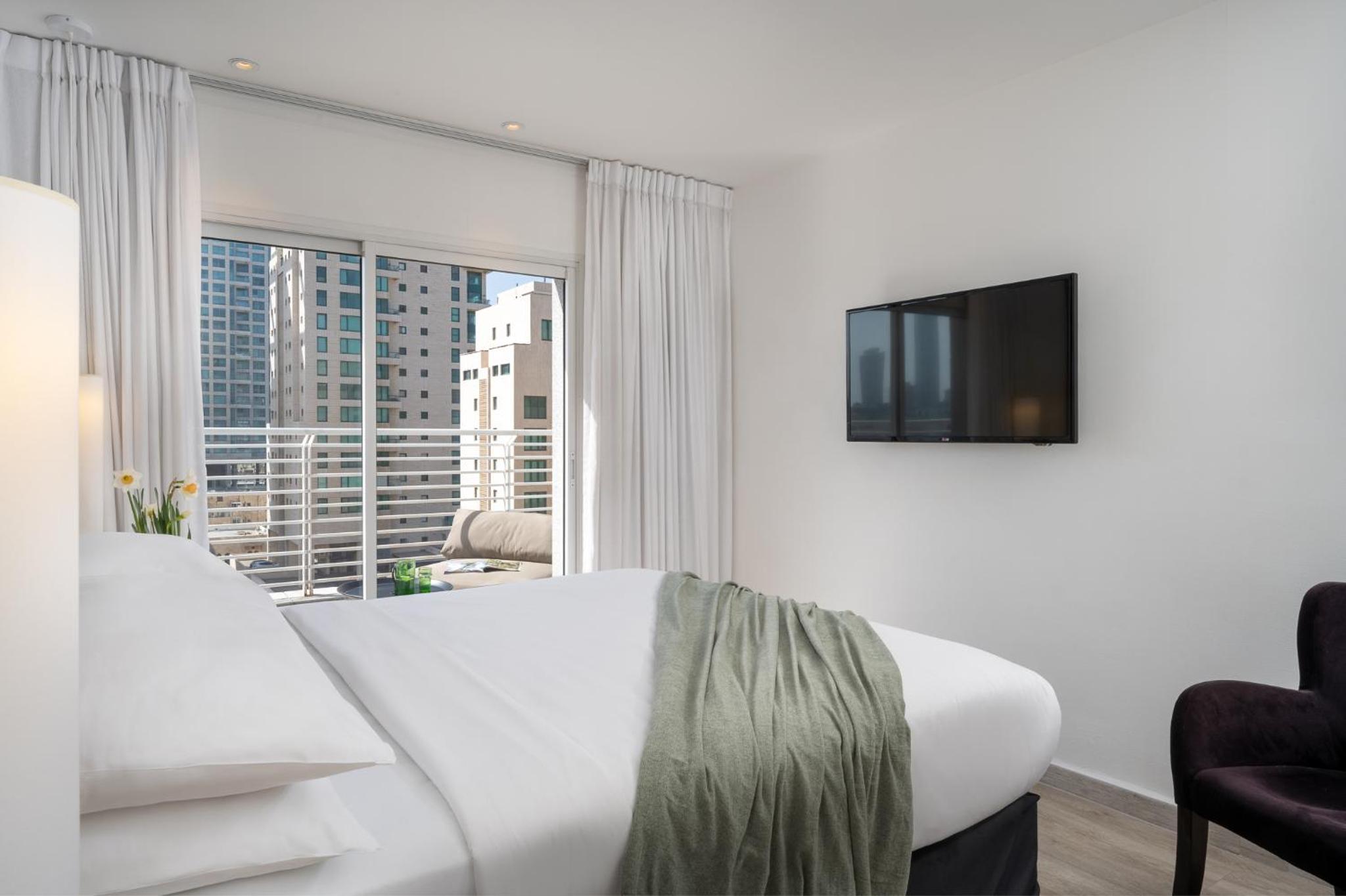 Deluxe Double Room with Side Sea View - Photo 5