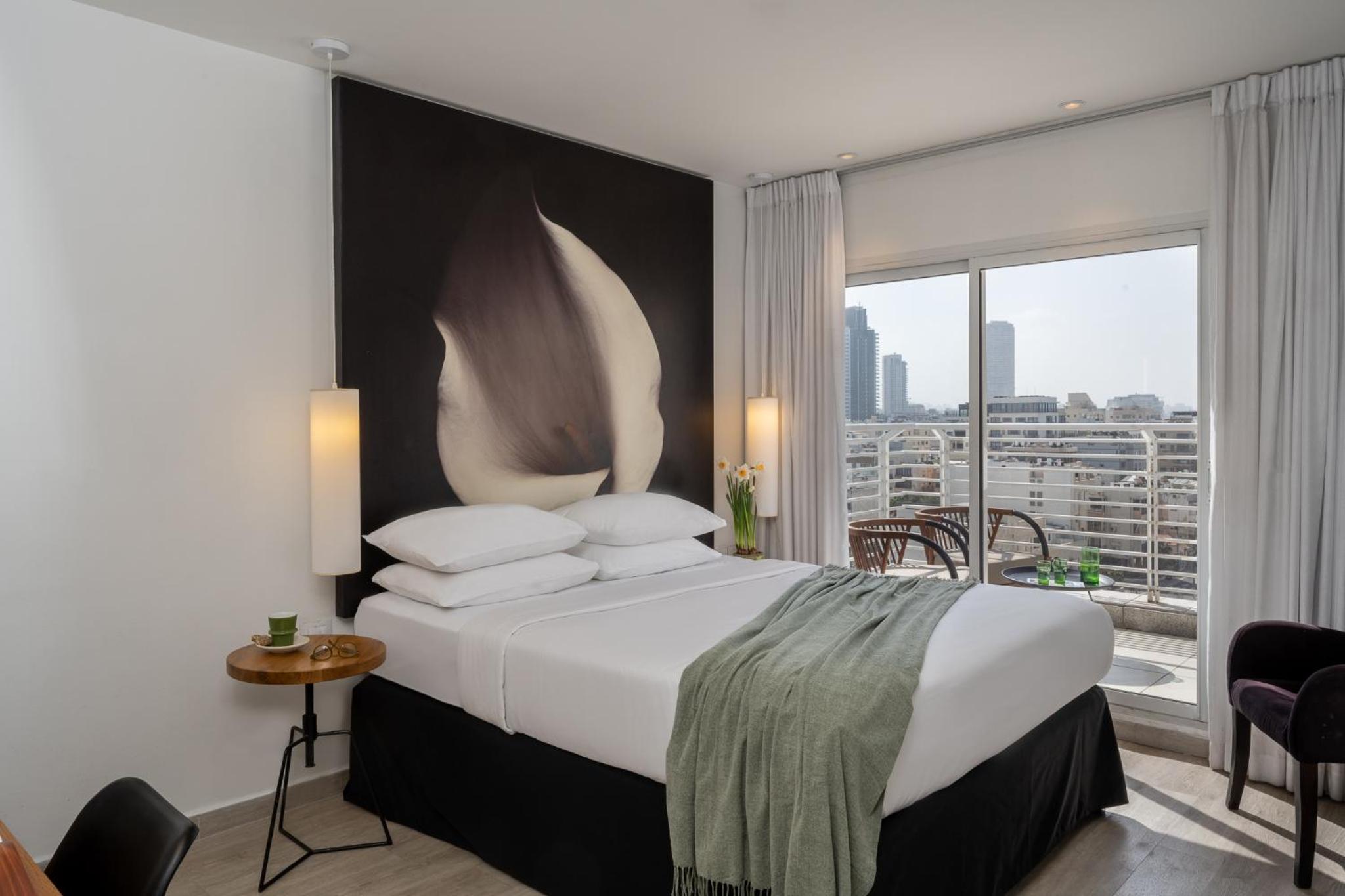 Deluxe Double Room with Side Sea View - Photo 1