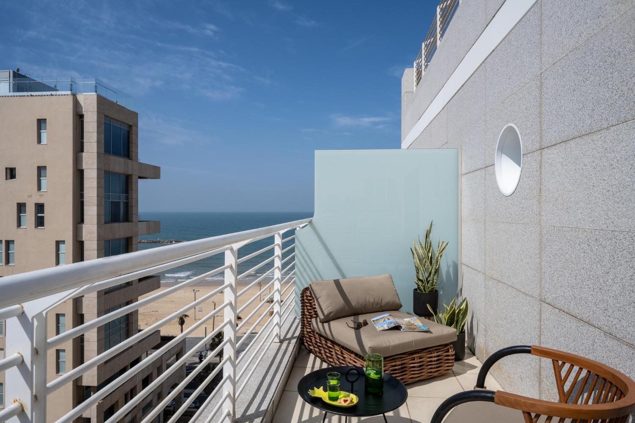 Deluxe Double Room with Side Sea View - Photo 3