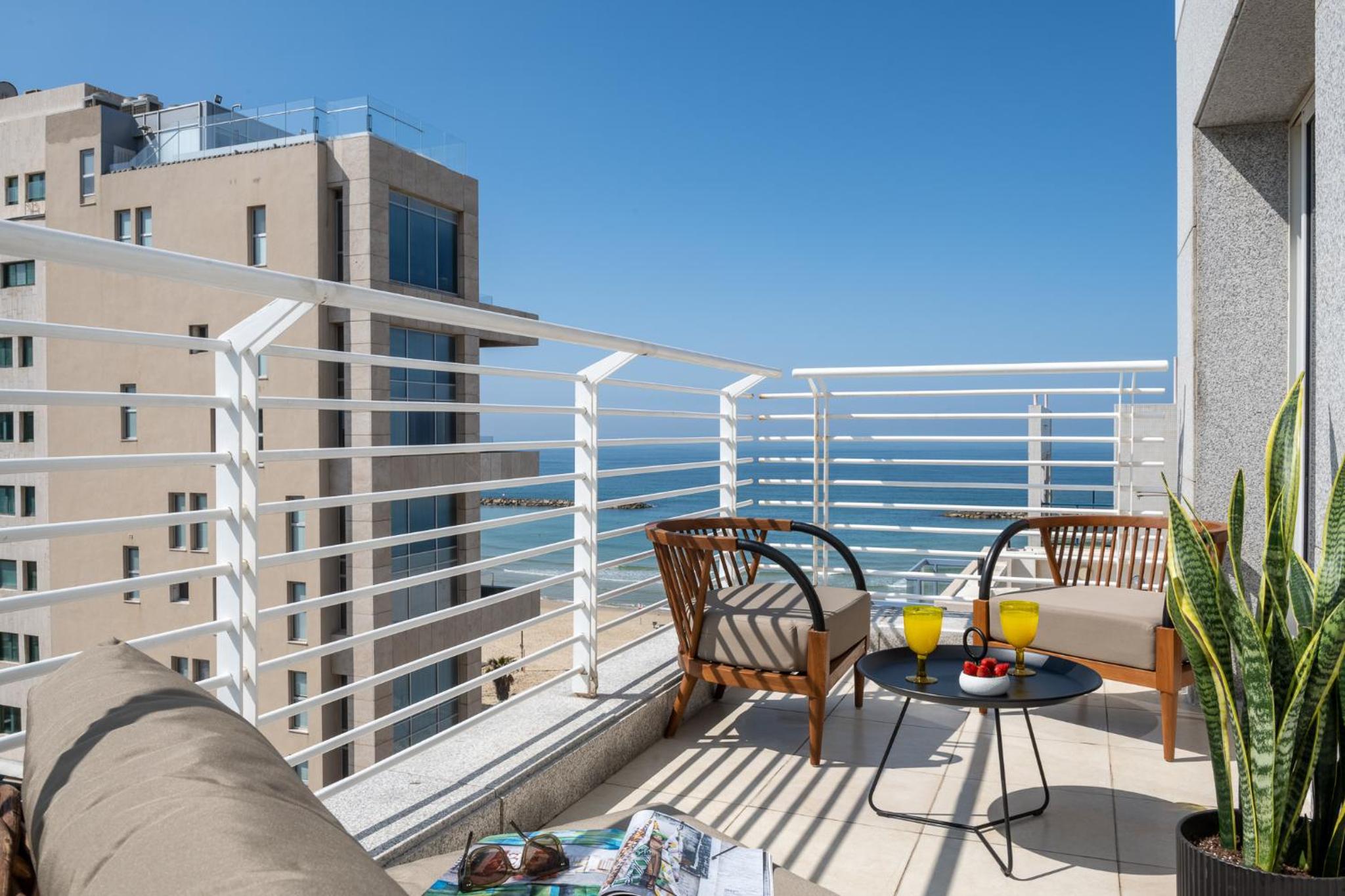 Suite with Sea View - Photo 3