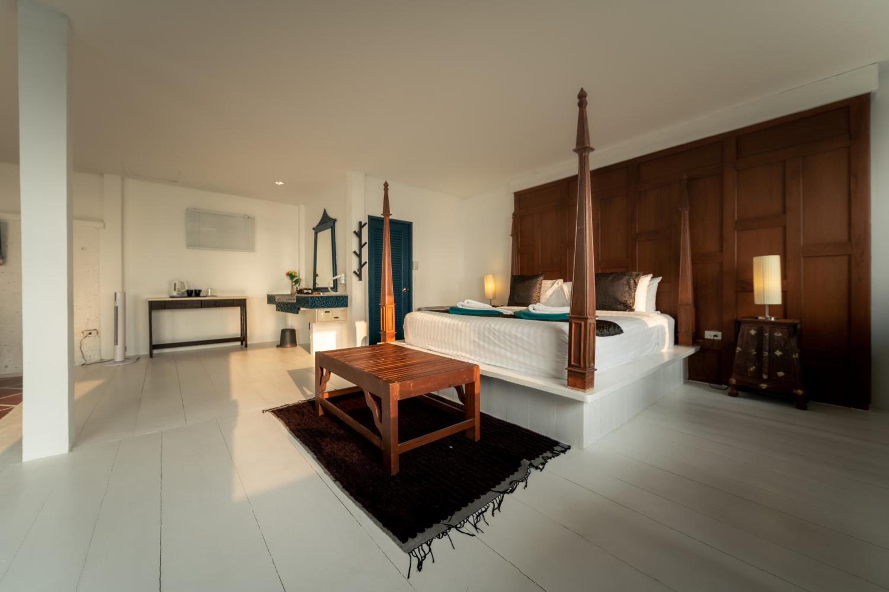 Deluxe Suite Ocean View - Photo 16