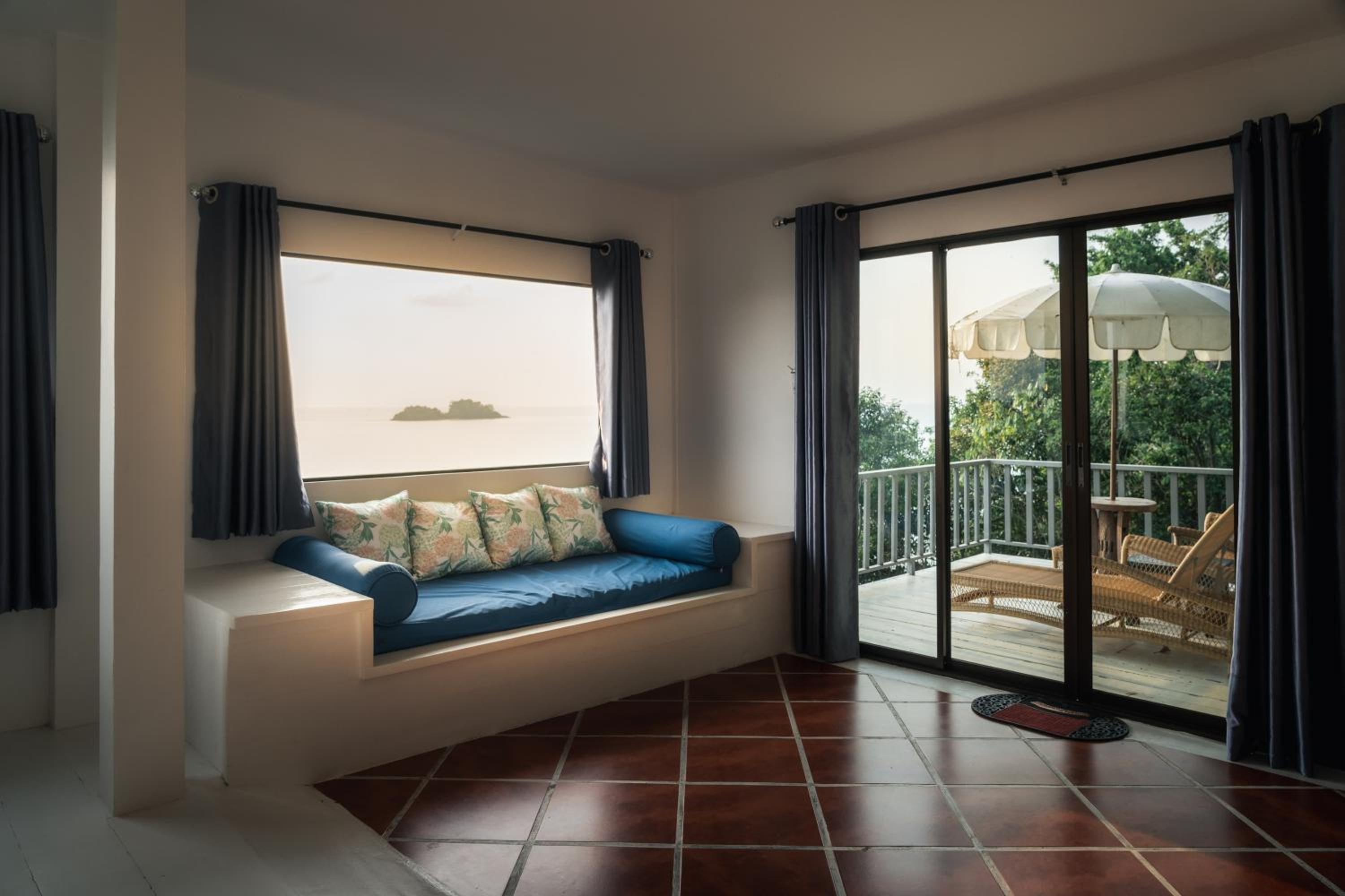 Deluxe Suite Ocean View - Photo 13
