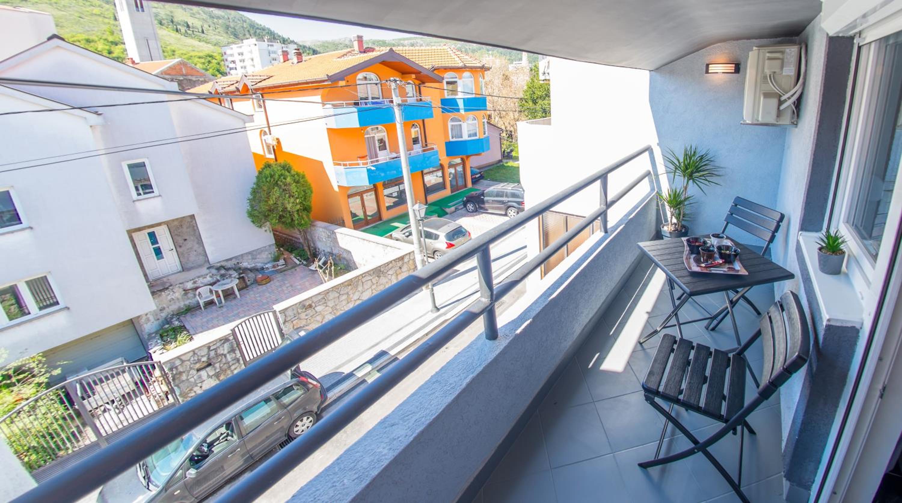 Apartment with Balcony - Photo 5